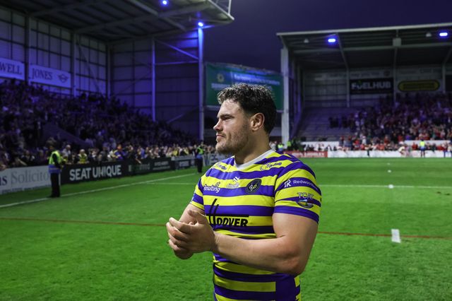 Joe Philbin of Warrington Wolves applauds the fans during the Betfred Super League Play-off Eliminator round match Warrington Wolves vs Hull KR at The Halliwell Jones Stadium, Warrington, United Kingdom on 19 September 2026

(Photo by Mark Cosgrove/News Images)