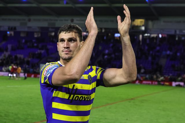 Sam Stone of Warrington Wolves applauds the fans during the Betfred Super League Play-off Eliminator round match Warrington Wolves vs Hull KR at The Halliwell Jones Stadium, Warrington, United Kingdom on 19 September 2026

(Photo by Mark Cosgrove/News Images)