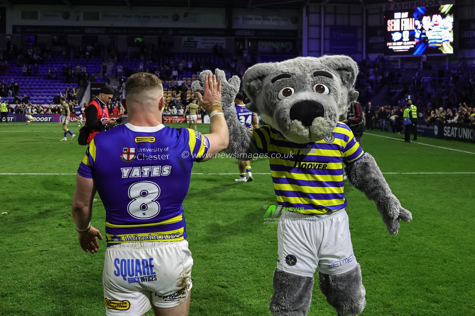 Luke Yates of Warrington Wolves high-fives Wolfie during the Betfred Super League Play-off Eliminator round match Warrington Wolves vs Hull KR at The Halliwell Jones Stadium, Warrington, United Kingdom on 19 September 2026

(Photo by Mark Cosgrove/News Images)