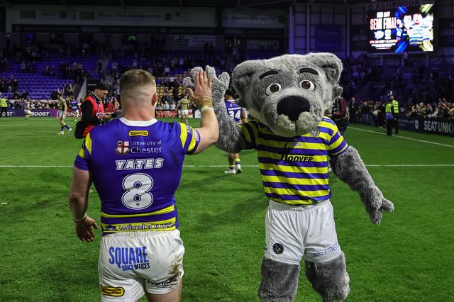 Luke Yates of Warrington Wolves high-fives Wolfie during the Betfred Super League Play-off Eliminator round match Warrington Wolves vs Hull KR at The Halliwell Jones Stadium, Warrington, United Kingdom on 19 September 2026

(Photo by Mark Cosgrove/News Images)