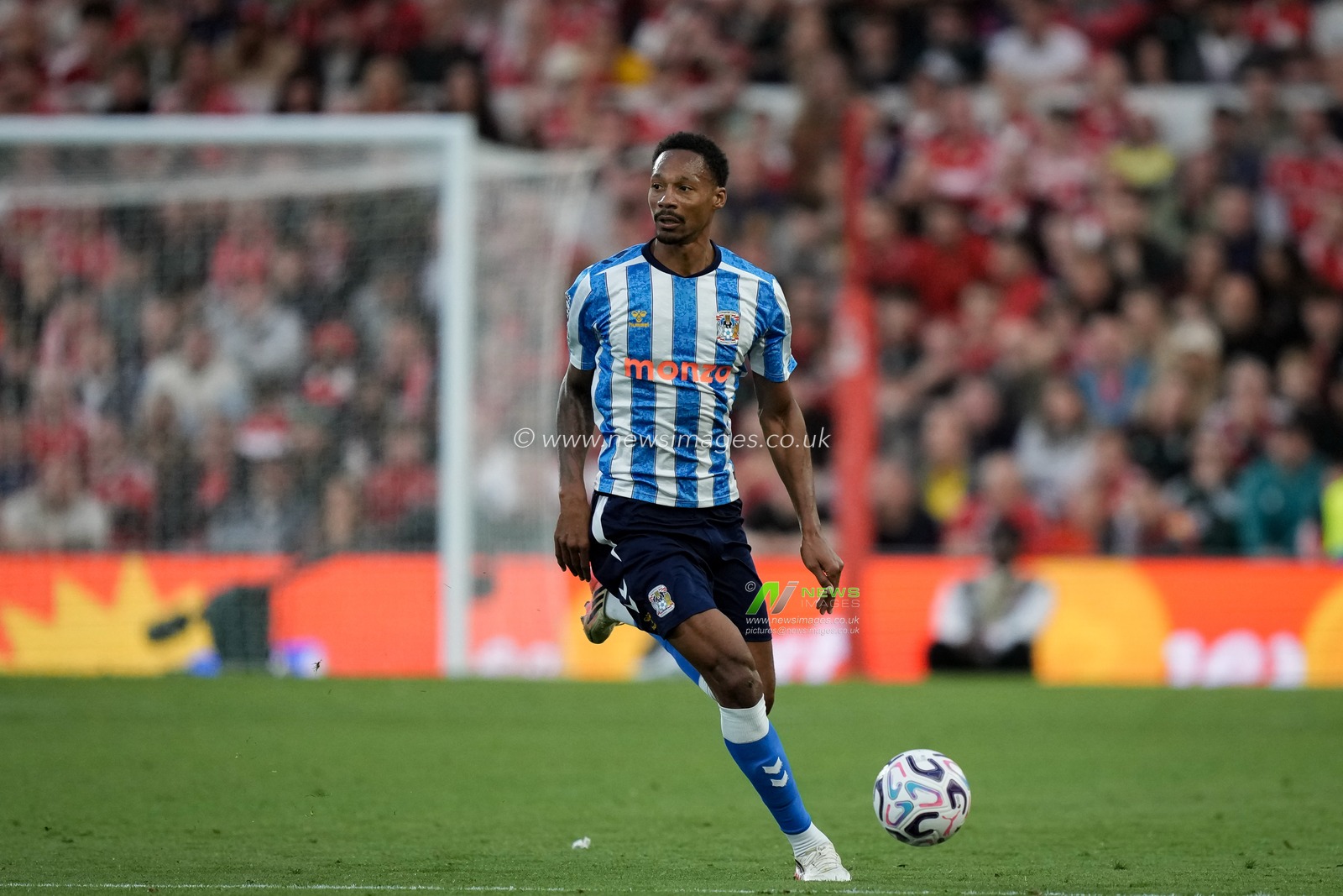 Ethan Pinnock of Coventry City makes a run with the ball  during the Premier League match Nottingham Forest vs Coventry City at City Ground, Nottingham, United Kingdom on 19 September 2026

(Photo by Maynard Manyowa/News Images)