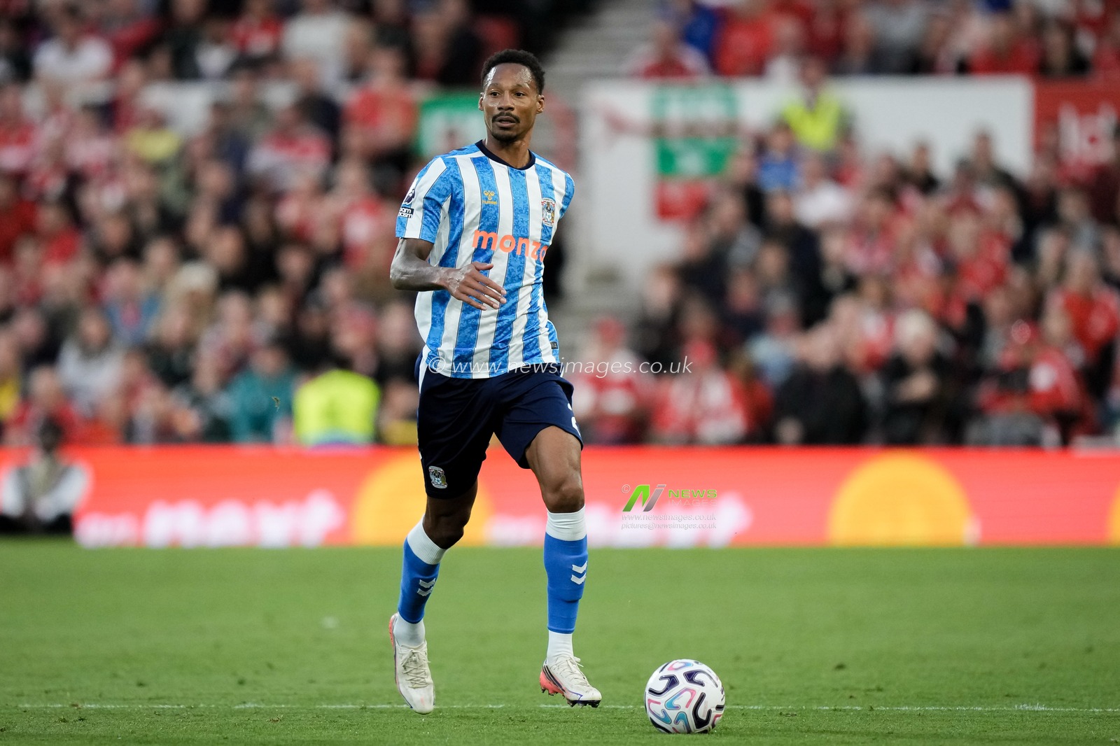 Ethan Pinnock of Coventry City makes a run with the ball  during the Premier League match Nottingham Forest vs Coventry City at City Ground, Nottingham, United Kingdom on 19 September 2026

(Photo by Maynard Manyowa/News Images)
