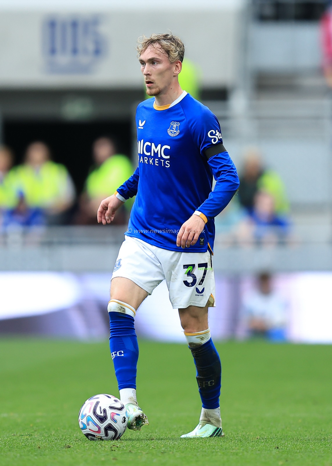 James Garner of Everton controls the ball during the Premier League match Everton vs Ipswich Town at Hill Dickinson Stadium, Liverpool, United Kingdom on 19 September 2026

(Photo by Jorge Horsted/News Images)