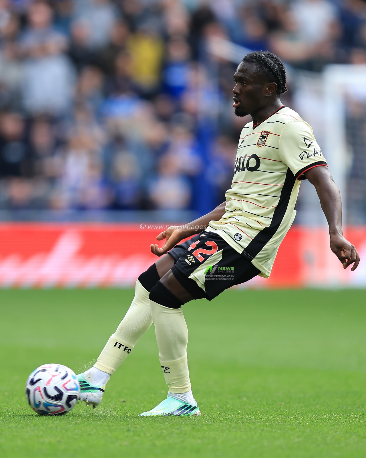 Abdoul Ouattara of Ipswich Town passes the ball forward during the Premier League match Everton vs Ipswich Town at Hill Dickinson Stadium, Liverpool, United Kingdom on 19 September 2026

(Photo by Jorge Horsted/News Images)