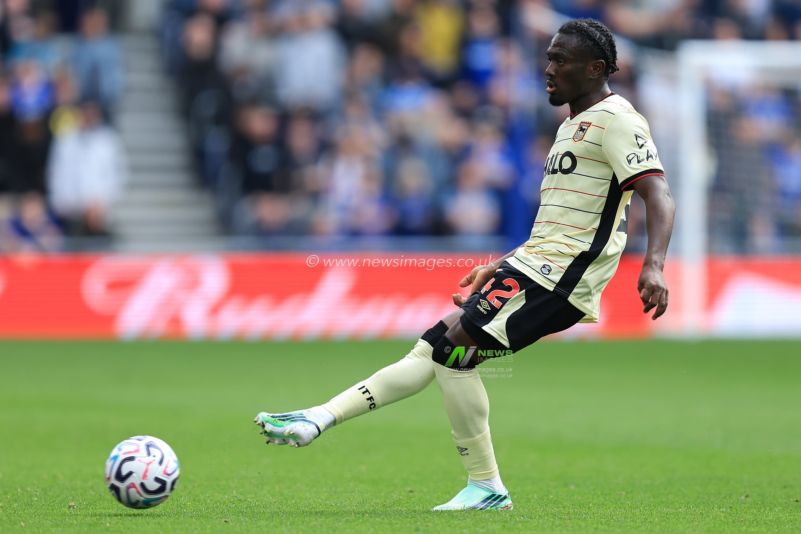 Abdoul Ouattara of Ipswich Town passes the ball forward during the Premier League match Everton vs Ipswich Town at Hill Dickinson Stadium, Liverpool, United Kingdom on 19 September 2026

(Photo by Jorge Horsted/News Images)
