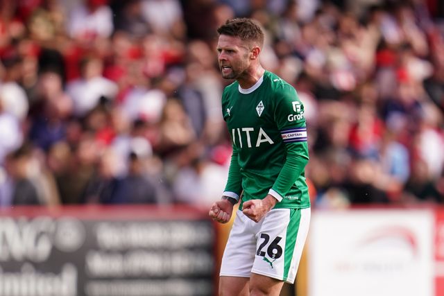 Oliver Norwood of Stockport County celebrates win at full time during the Sky Bet League One Playoffs Semi-Final match Stevenage vs Stockport County at Lamex Stadium, Stevenage, United Kingdom on 09 May 2026

(Photo by Harvey Murphy/News Images)