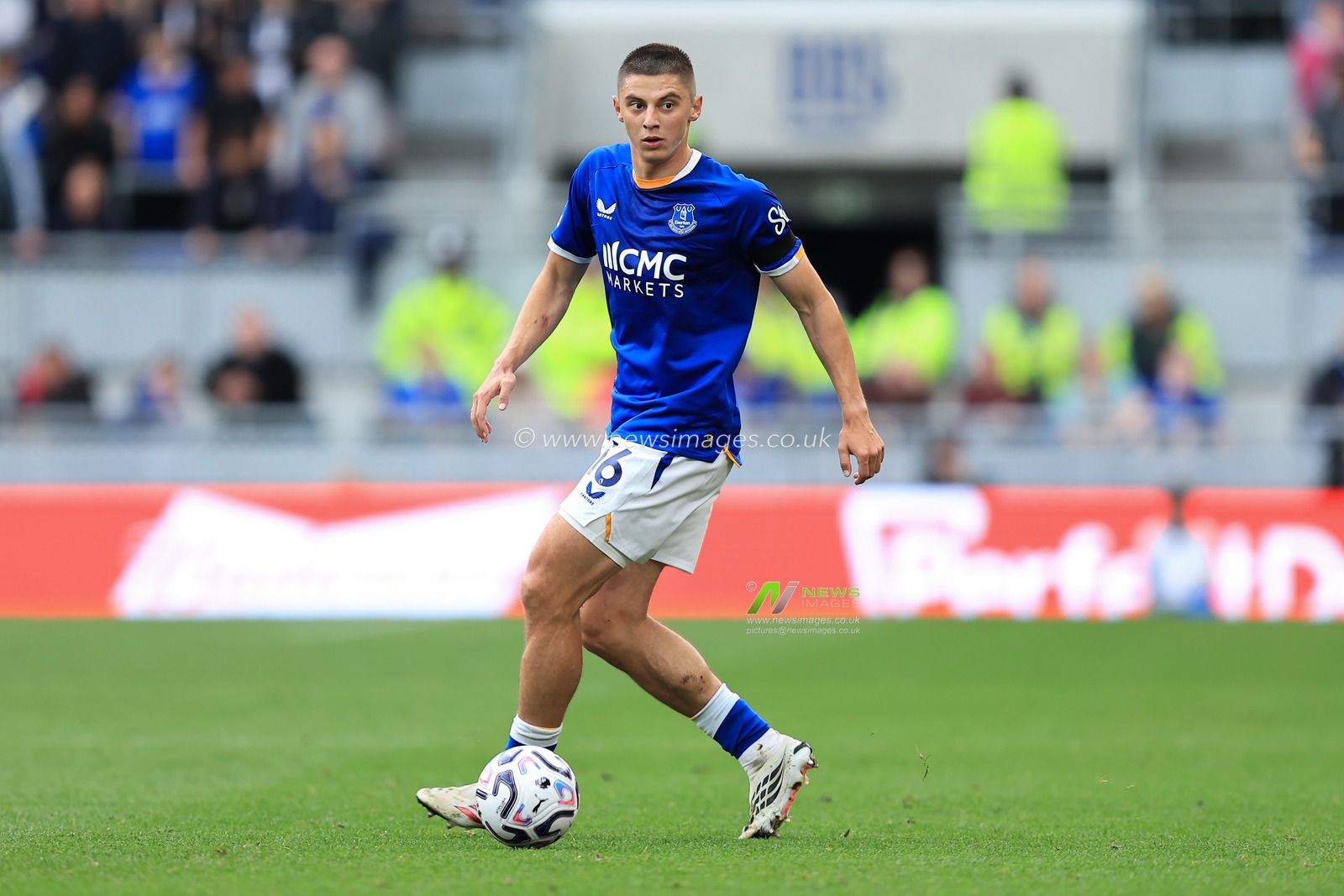Vitaliy Mykolenko of Everton with ball at his feet during the Premier League match Everton vs Ipswich Town at Hill Dickinson Stadium, Liverpool, United Kingdom on 19 September 2026

(Photo by Jorge Horsted/News Images)