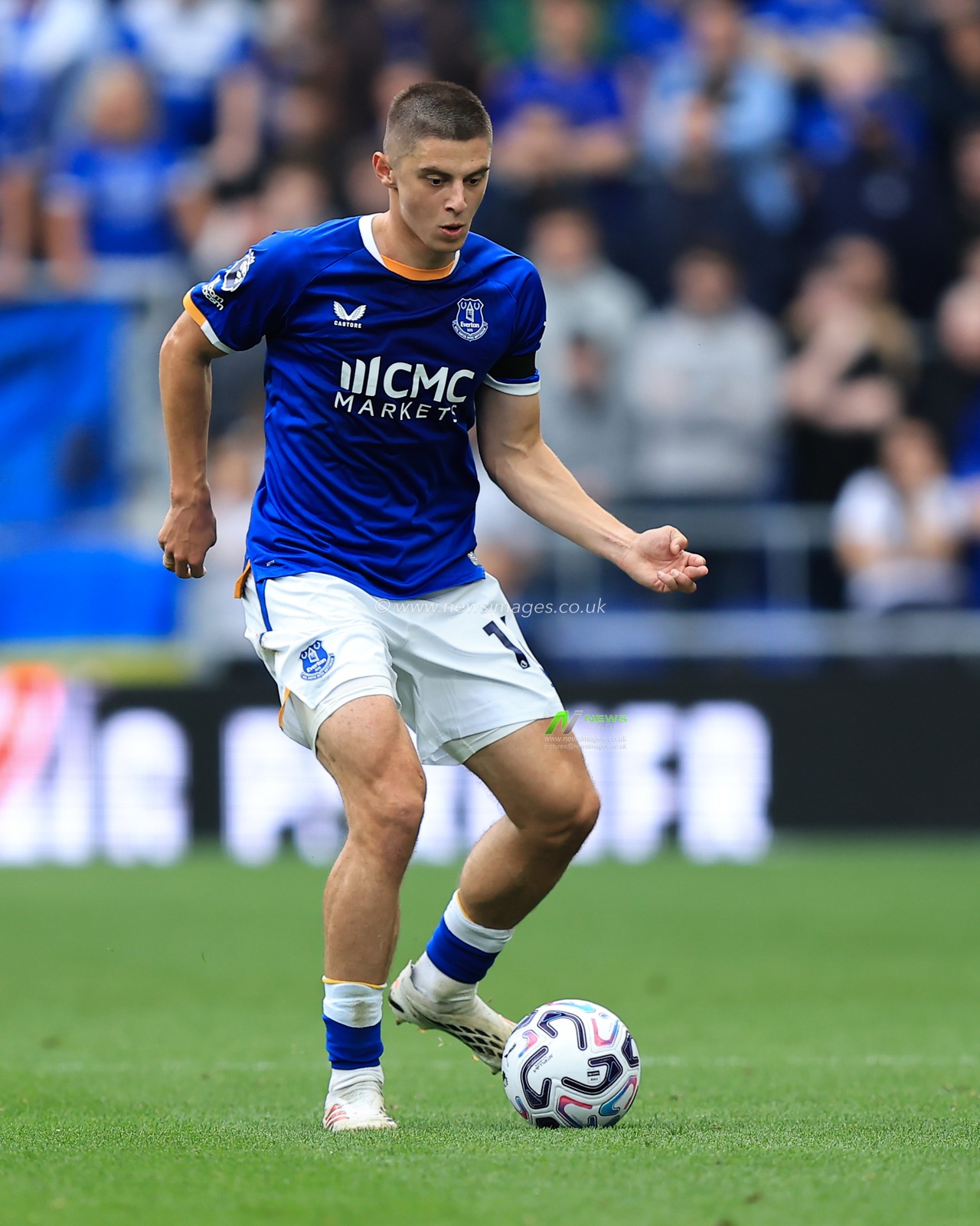 Vitaliy Mykolenko of Everton with ball at his feet during the Premier League match Everton vs Ipswich Town at Hill Dickinson Stadium, Liverpool, United Kingdom on 19 September 2026

(Photo by Jorge Horsted/News Images)