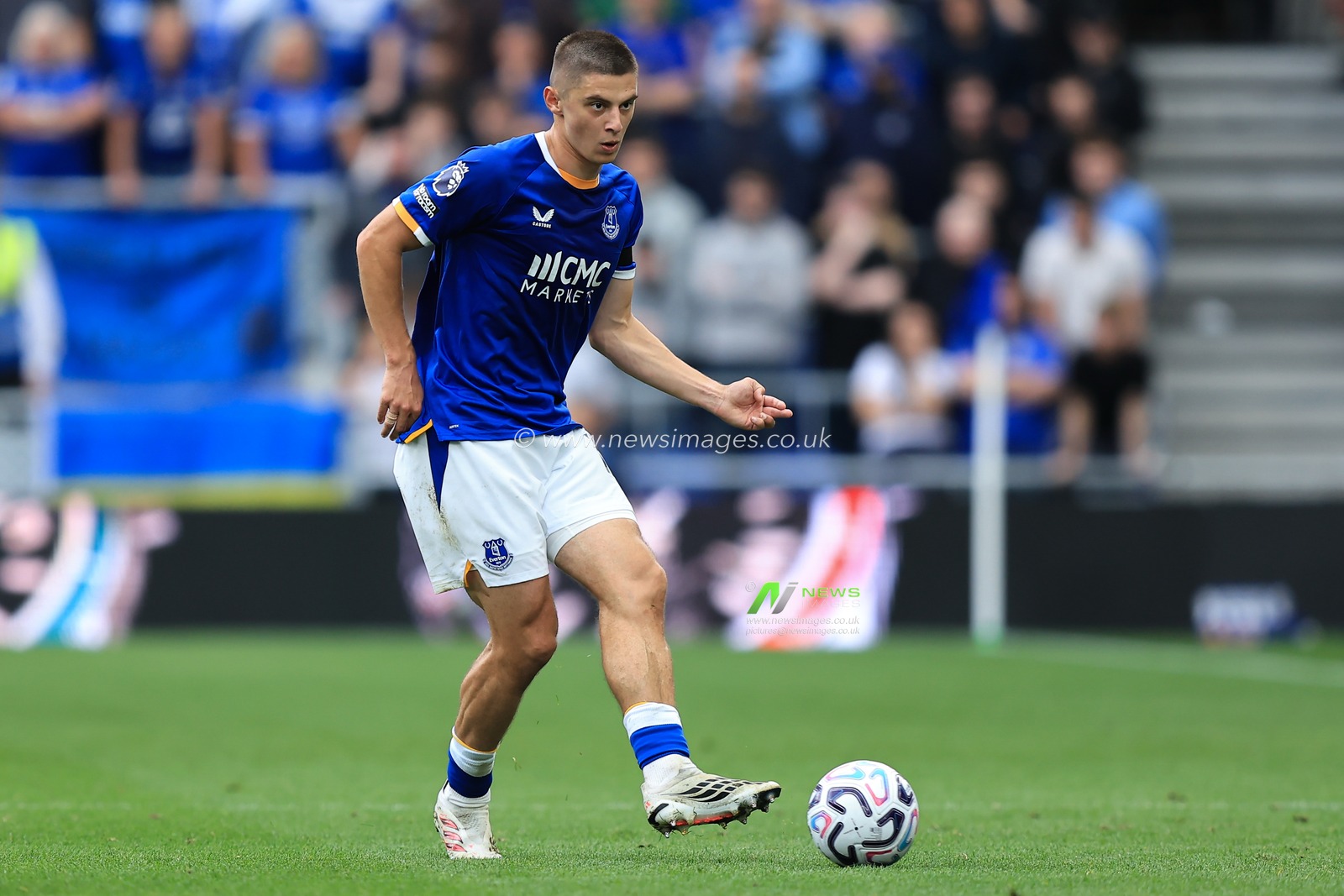 Vitaliy Mykolenko of Everton with ball at his feet during the Premier League match Everton vs Ipswich Town at Hill Dickinson Stadium, Liverpool, United Kingdom on 19 September 2026

(Photo by Jorge Horsted/News Images)