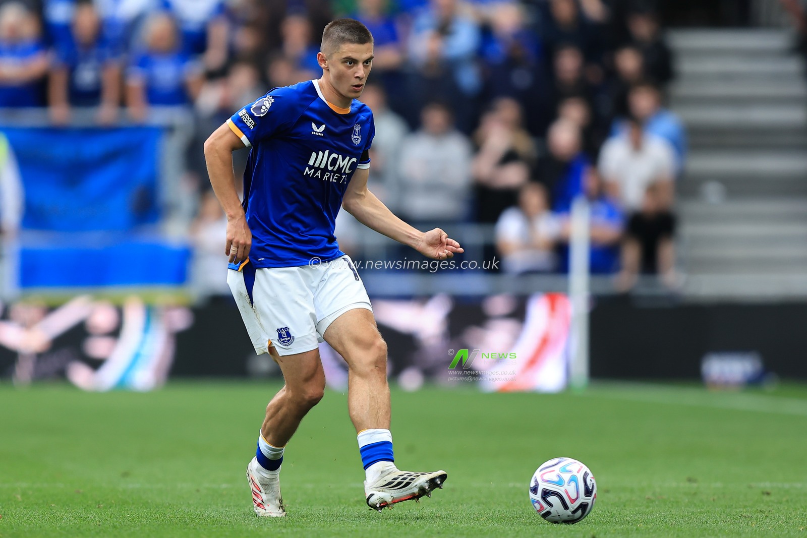 Vitaliy Mykolenko of Everton with ball at his feet during the Premier League match Everton vs Ipswich Town at Hill Dickinson Stadium, Liverpool, United Kingdom on 19 September 2026

(Photo by Jorge Horsted/News Images)