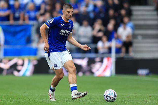 Vitaliy Mykolenko of Everton with ball at his feet during the Premier League match Everton vs Ipswich Town at Hill Dickinson Stadium, Liverpool, United Kingdom on 19 September 2026

(Photo by Jorge Horsted/News Images)