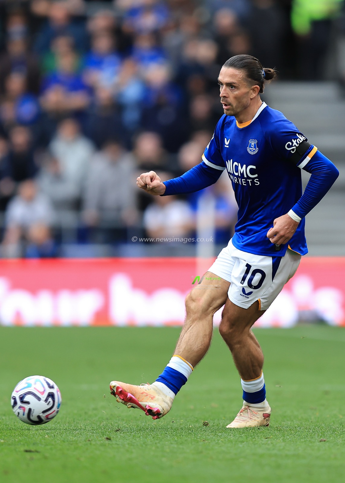 Jack Grealish of Everton controls ball during the Premier League match Everton vs Ipswich Town at Hill Dickinson Stadium, Liverpool, United Kingdom on 19 September 2026

(Photo by Jorge Horsted/News Images)