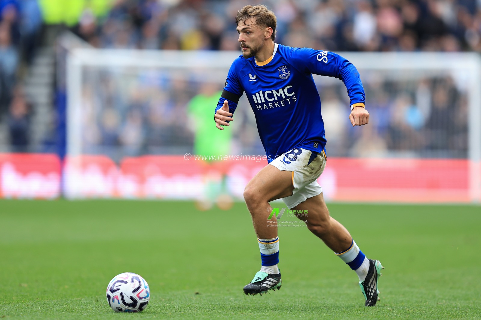 Kiernan Dewsbury-Hall of Everton with ball at his feet during the Premier League match Everton vs Ipswich Town at Hill Dickinson Stadium, Liverpool, United Kingdom on 19 September 2026

(Photo by Jorge Horsted/News Images)