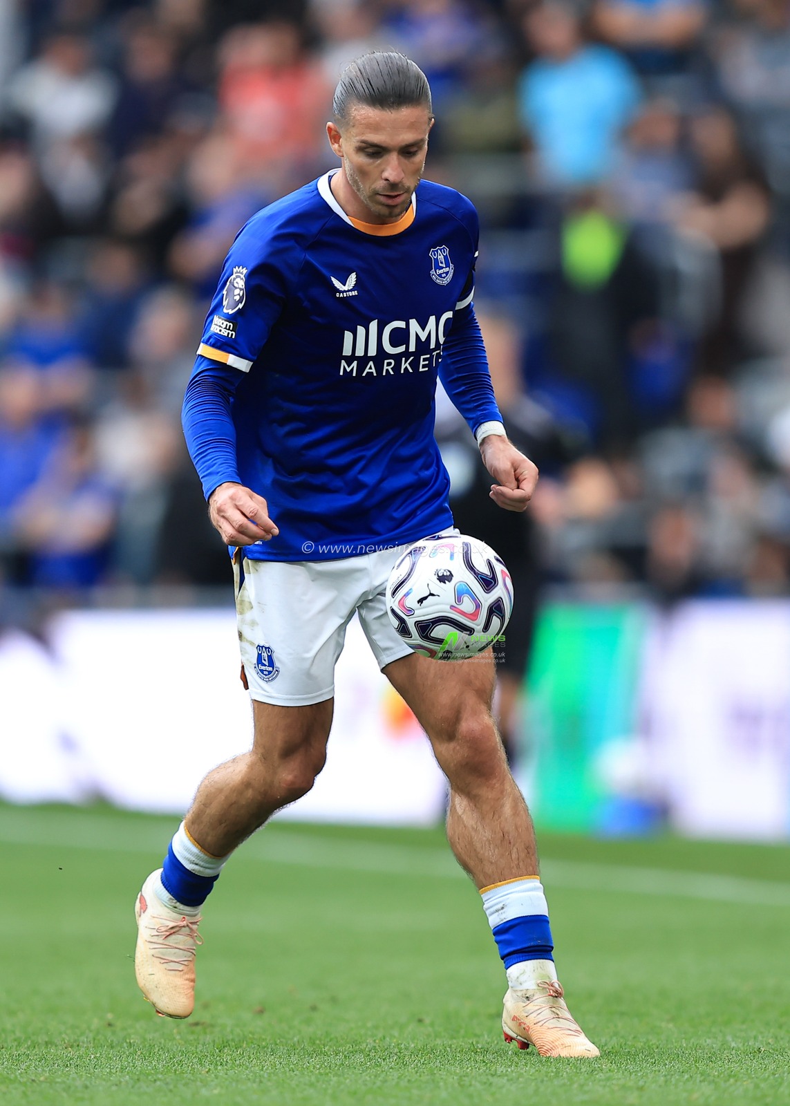 Jack Grealish of Everton controls the ball during the Premier League match Everton vs Ipswich Town at Hill Dickinson Stadium, Liverpool, United Kingdom on 19 September 2026

(Photo by Jorge Horsted/News Images)