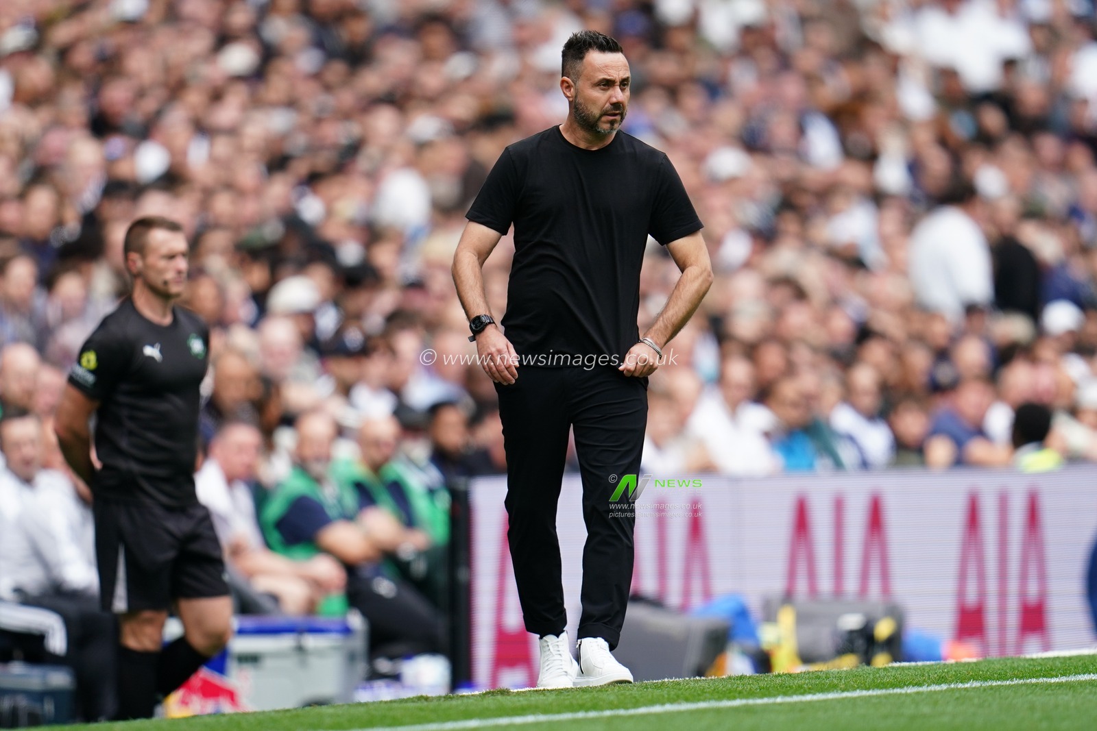 Roberto De Zerbi manager of Tottenham Hotspur during the Premier League match Tottenham Hotspur vs Aston Villa at Tottenham Hotspur Stadium, London, United Kingdom on 19 September 2026

(Photo by Harvey Murphy/News Images)