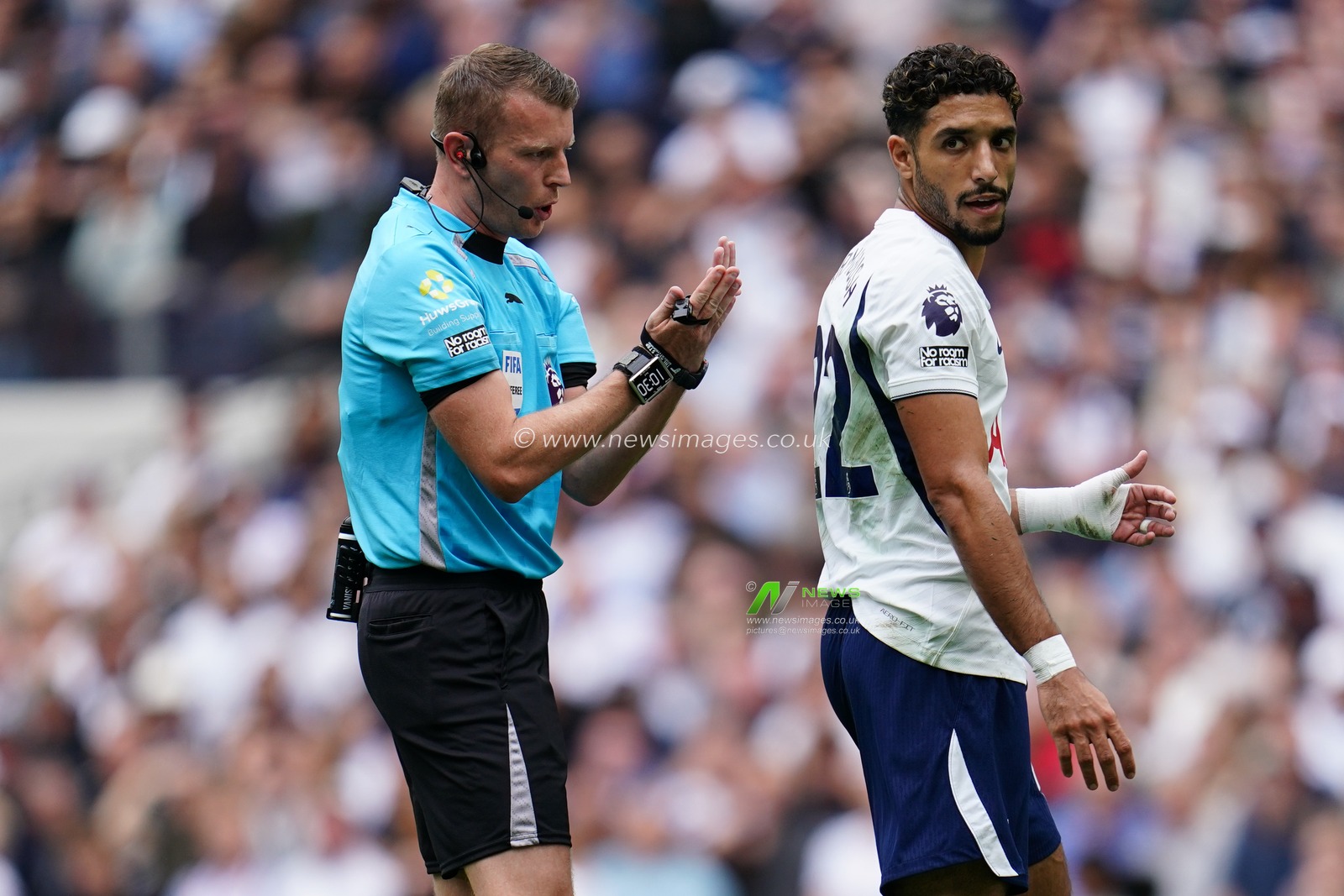Omar Marmoush of Tottenham Hotspur and referee Sam Barrott during the Premier League match Tottenham Hotspur vs Aston Villa at Tottenham Hotspur Stadium, London, United Kingdom on 19 September 2026

(Photo by Harvey Murphy/News Images)