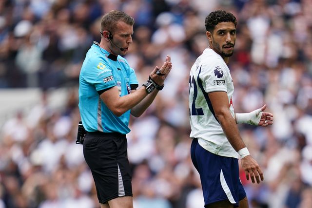 Omar Marmoush of Tottenham Hotspur and referee Sam Barrott during the Premier League match Tottenham Hotspur vs Aston Villa at Tottenham Hotspur Stadium, London, United Kingdom on 19 September 2026

(Photo by Harvey Murphy/News Images)