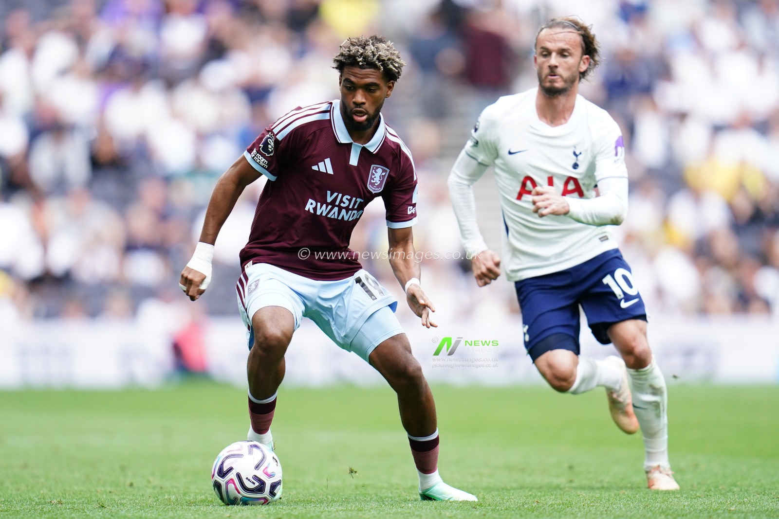 Ibrahim Mbaye of Aston Villa with the ball during the Premier League match Tottenham Hotspur vs Aston Villa at Tottenham Hotspur Stadium, London, United Kingdom on 19 September 2026

(Photo by Harvey Murphy/News Images)