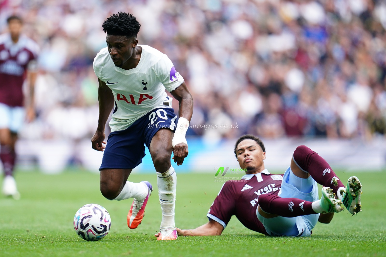 Mohammed Kudus of Tottenham Hotspur wins battle over George Hemmings of Aston Villa during the Premier League match Tottenham Hotspur vs Aston Villa at Tottenham Hotspur Stadium, London, United Kingdom on 19 September 2026

(Photo by Harvey Murphy/News Images)