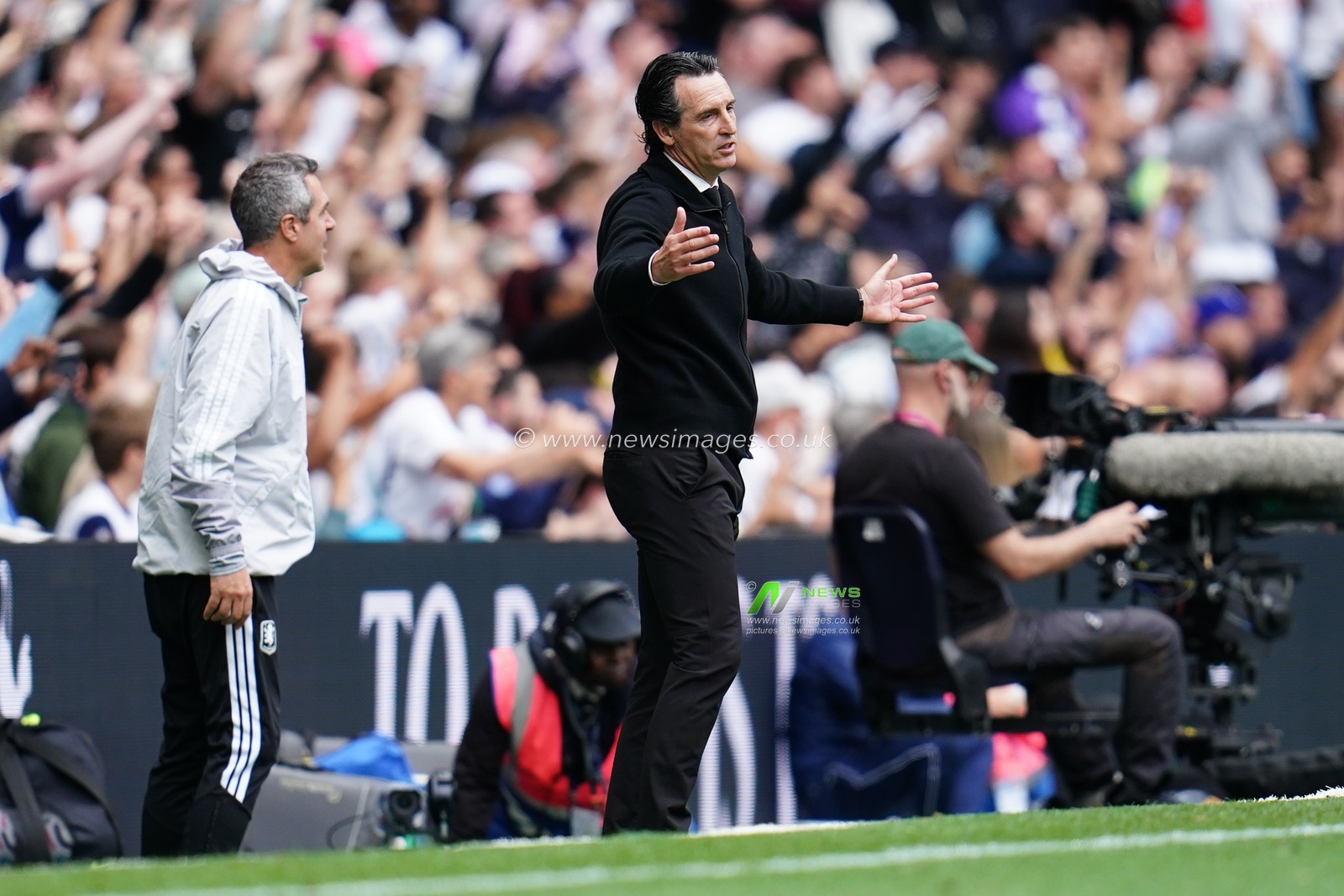 Unai Emery manager of Aston Villa during the Premier League match Tottenham Hotspur vs Aston Villa at Tottenham Hotspur Stadium, London, United Kingdom on 19 September 2026

(Photo by Harvey Murphy/News Images)