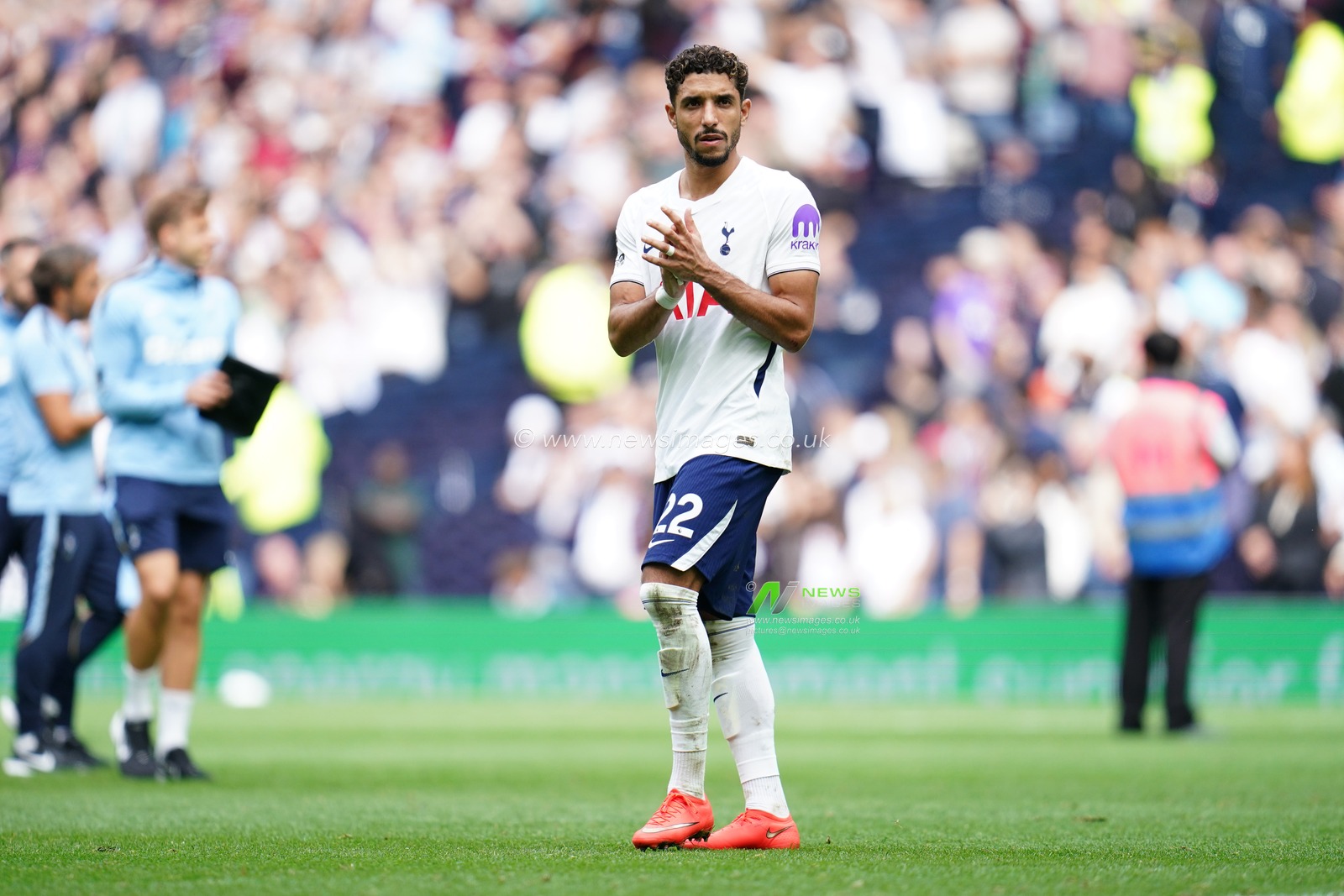 Omar Marmoush of Tottenham Hotspur applauds home support at full time during the Premier League match Tottenham Hotspur vs Aston Villa at Tottenham Hotspur Stadium, London, United Kingdom on 19 September 2026

(Photo by Harvey Murphy/News Images)