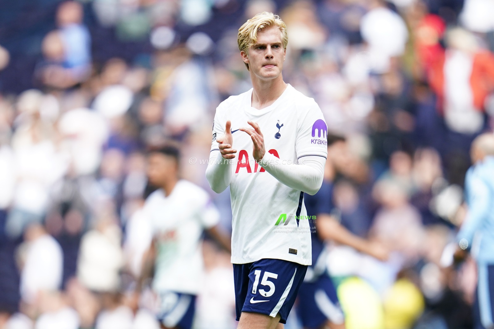 Lucas Bergvall of Tottenham Hotspur at full time applauds home support during the Premier League match Tottenham Hotspur vs Aston Villa at Tottenham Hotspur Stadium, London, United Kingdom on 19 September 2026

(Photo by Harvey Murphy/News Images)