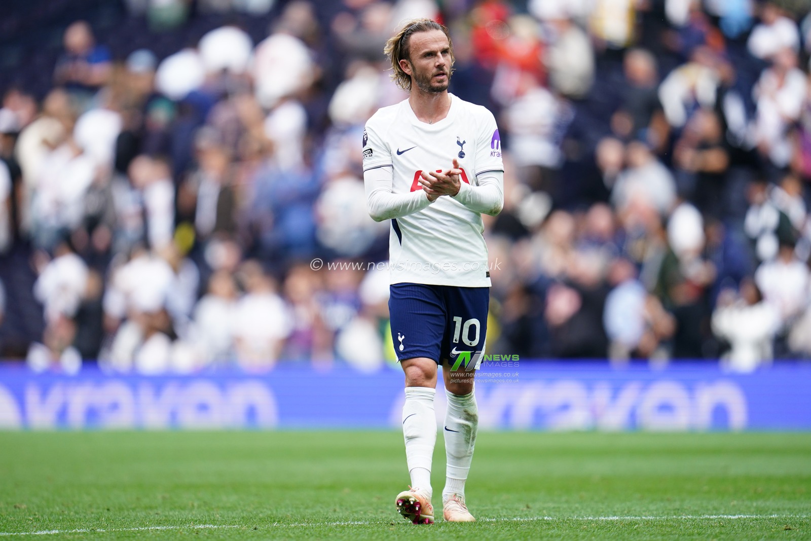 James Maddison of Tottenham Hotspur applauds home support at full time during the Premier League match Tottenham Hotspur vs Aston Villa at Tottenham Hotspur Stadium, London, United Kingdom on 19 September 2026

(Photo by Harvey Murphy/News Images)