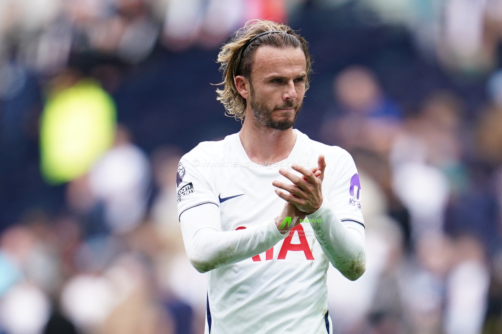 James Maddison of Tottenham Hotspur applauds home support at full time during the Premier League match Tottenham Hotspur vs Aston Villa at Tottenham Hotspur Stadium, London, United Kingdom on 19 September 2026

(Photo by Harvey Murphy/News Images)