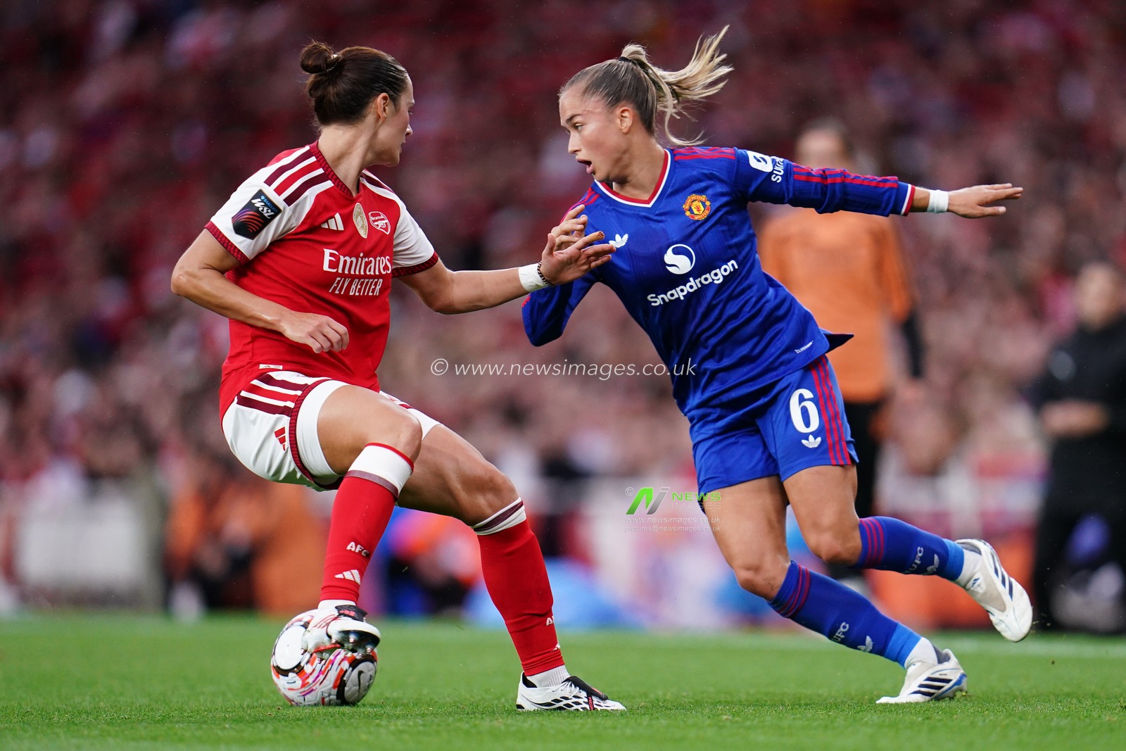 Andrea Medina of Manchester United and Emily Fox of Arsenal during the Women's Super League match Arsenal vs Manchester United at Emirates, London, United Kingdom on 19 September 2026

(Photo by Harvey Murphy/News Images)