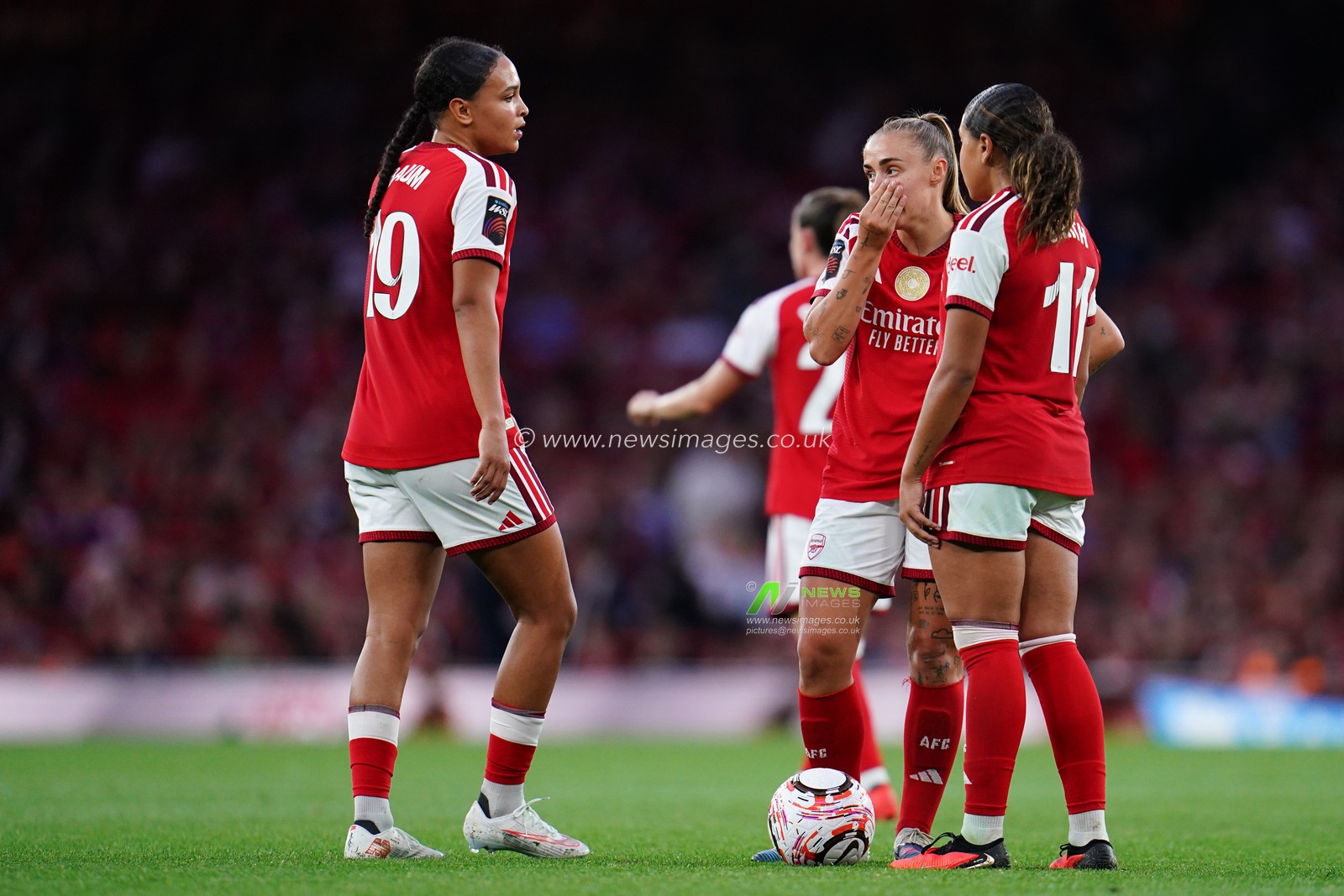 Arsenal players prepare to take free kick during the Women's Super League match Arsenal vs Manchester United at Emirates, London, United Kingdom on 19 September 2026

(Photo by Harvey Murphy/News Images)