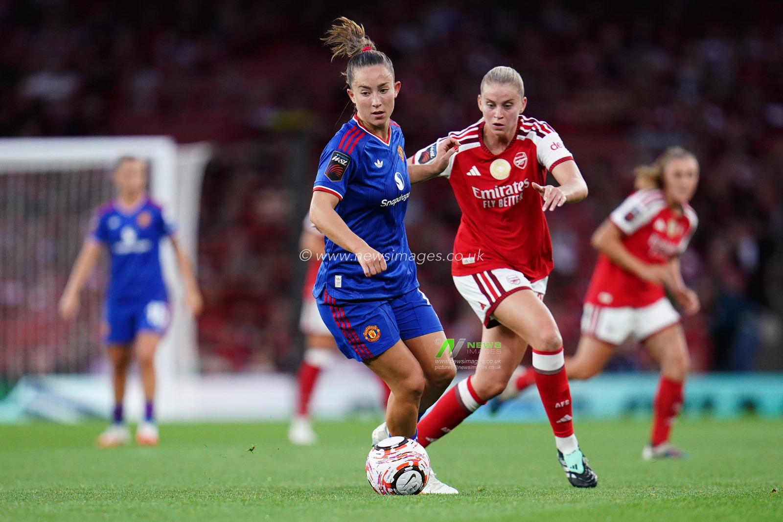 Maya Le Tissier and Alessia Russo of Arsenal battle during the Women's Super League match Arsenal vs Manchester United at Emirates, London, United Kingdom on 19 September 2026

(Photo by Harvey Murphy/News Images)