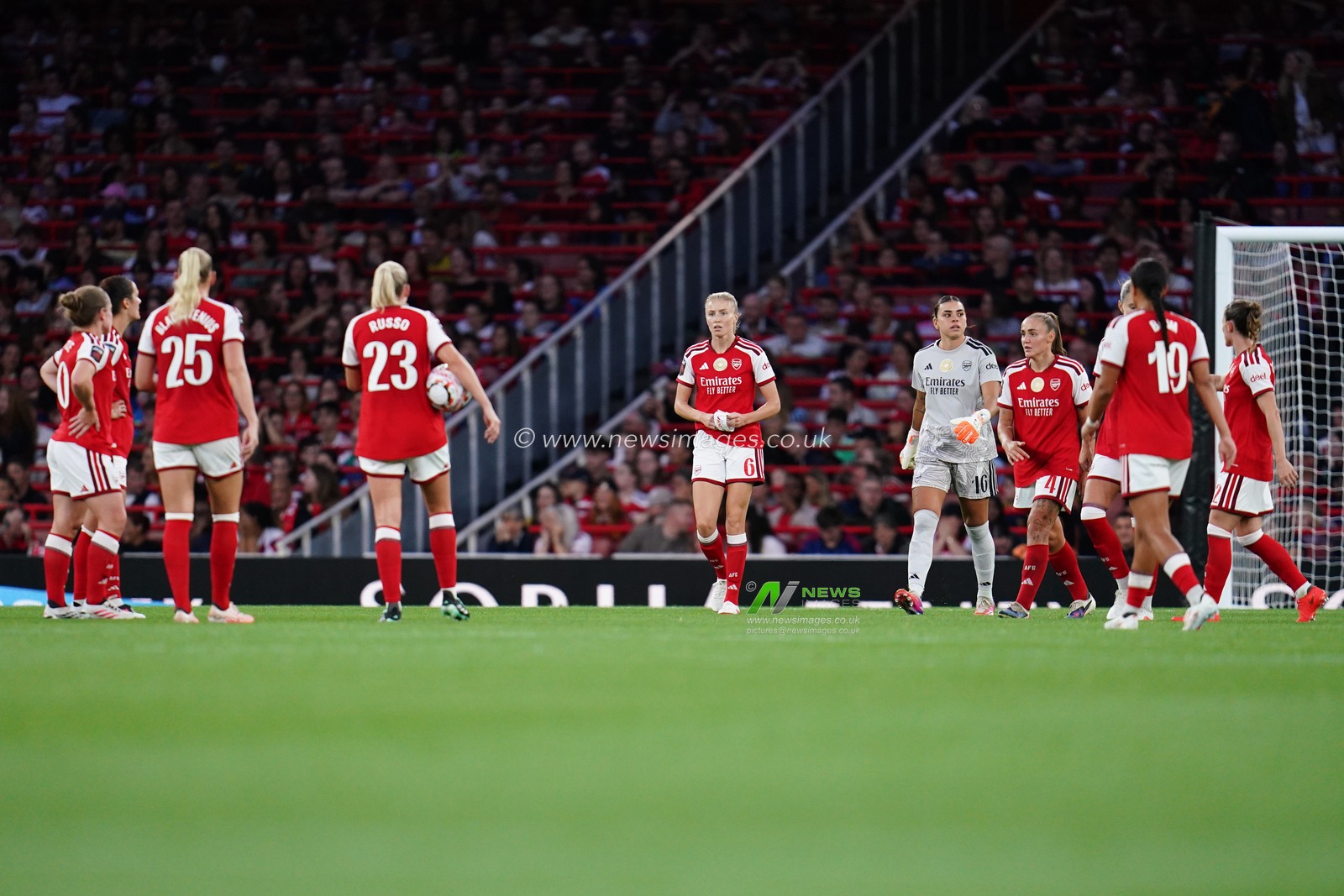 Arsenal players during the Women's Super League match Arsenal vs Manchester United at Emirates, London, United Kingdom on 19 September 2026

(Photo by Harvey Murphy/News Images)