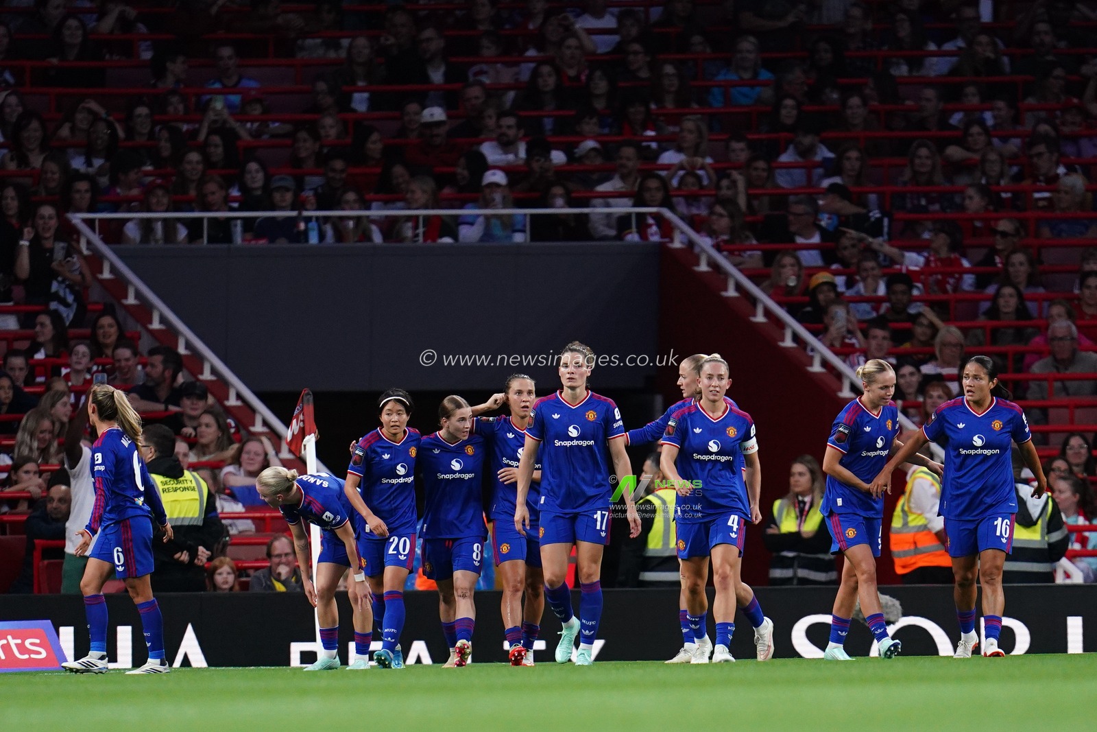 Manchester United celebrate during the Women's Super League match Arsenal vs Manchester United at Emirates, London, United Kingdom on 19 September 2026

(Photo by Harvey Murphy/News Images)
