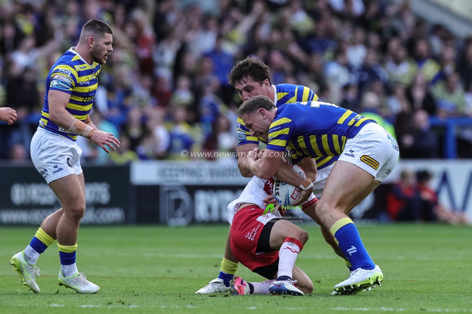 Danny Walker of Warrington Wolves and Liam Byrne of Warrington Wolves in action during the Betfred Super League Play-off Eliminator round match Warrington Wolves vs Hull KR at The Halliwell Jones Stadium, Warrington, United Kingdom on 19 September 2026

(Photo by Mark Cosgrove/News Images)