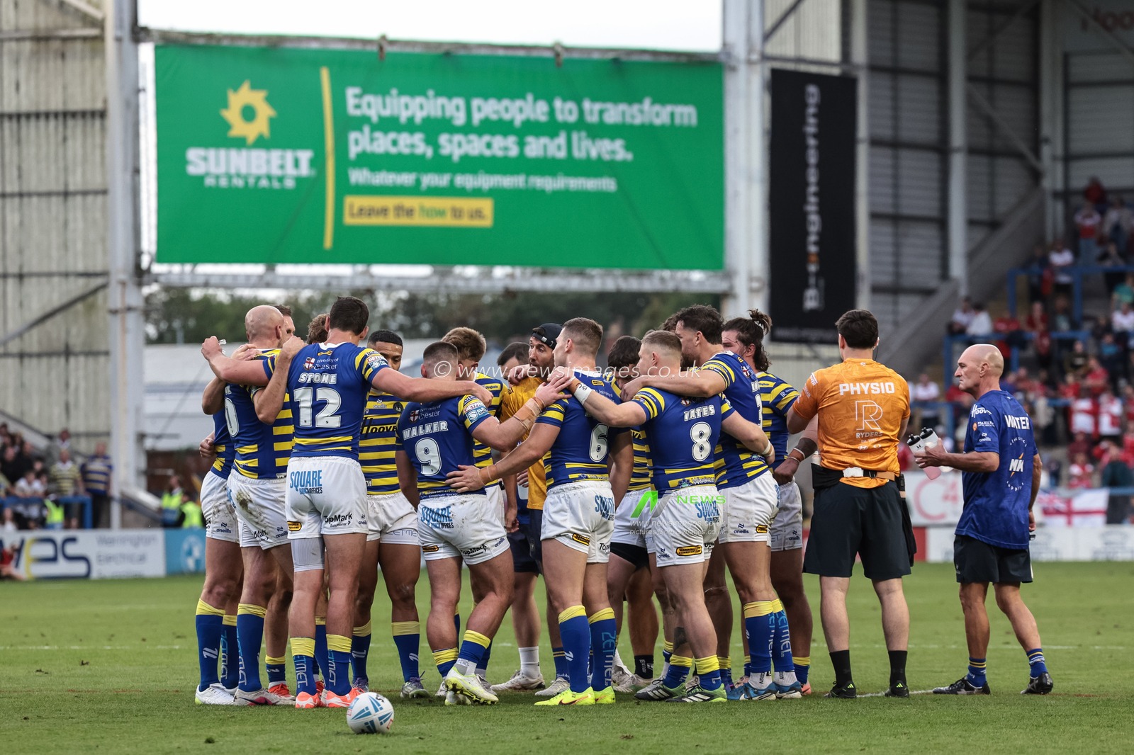 Warrington team huddle during the Betfred Super League Play-off Eliminator round match Warrington Wolves vs Hull KR at The Halliwell Jones Stadium, Warrington, United Kingdom on 19 September 2026

(Photo by Mark Cosgrove/News Images)