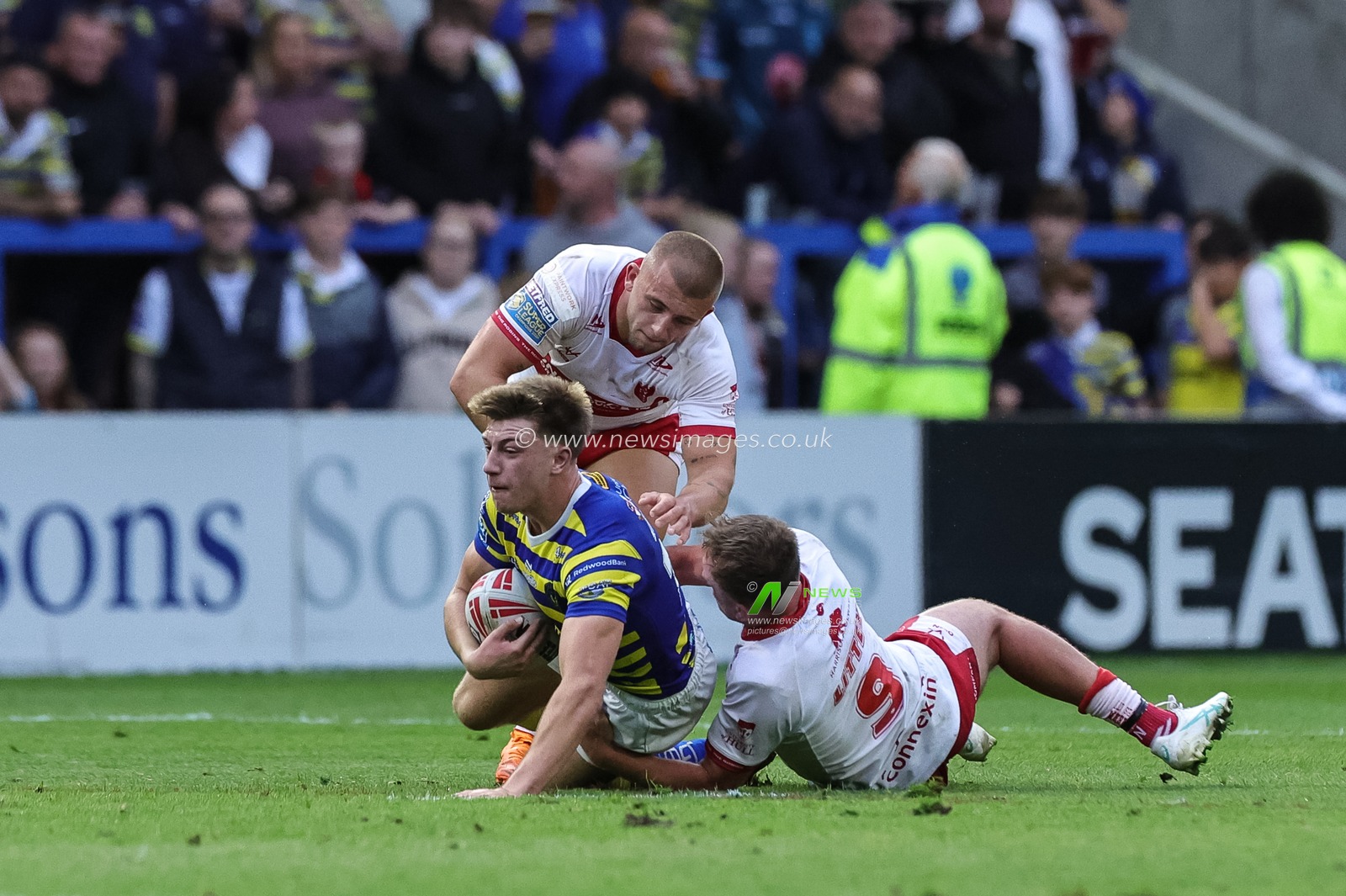 Ewan Irwin of Warrington Wolves is tackled by Jez Litten of Hull KR during the Betfred Super League Play-off Eliminator round match Warrington Wolves vs Hull KR at The Halliwell Jones Stadium, Warrington, United Kingdom on 19 September 2026

(Photo by Mark Cosgrove/News Images)
