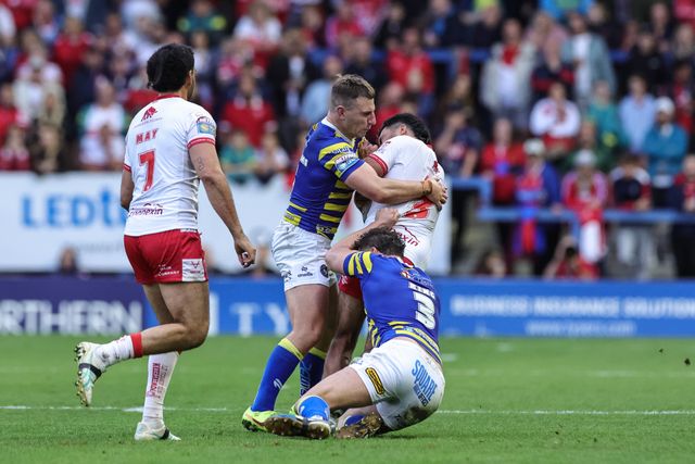 Peta Hiku of Hull KR is tackled by Toby King of Warrington Wolves and George Williams of Warrington Wolves during the Betfred Super League Play-off Eliminator round match Warrington Wolves vs Hull KR at The Halliwell Jones Stadium, Warrington, United Kingdom on 19 September 2026

(Photo by Mark Cosgrove/News Images)
