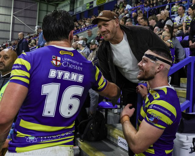 Danny Walker of Warrington Wolves introduces Liam Byrne to retired warrington legend Bennie Westwood during the Betfred Super League Play-off Eliminator round match Warrington Wolves vs Hull KR at The Halliwell Jones Stadium, Warrington, United Kingdom on 19 September 2026

(Photo by Mark Cosgrove/News Images)