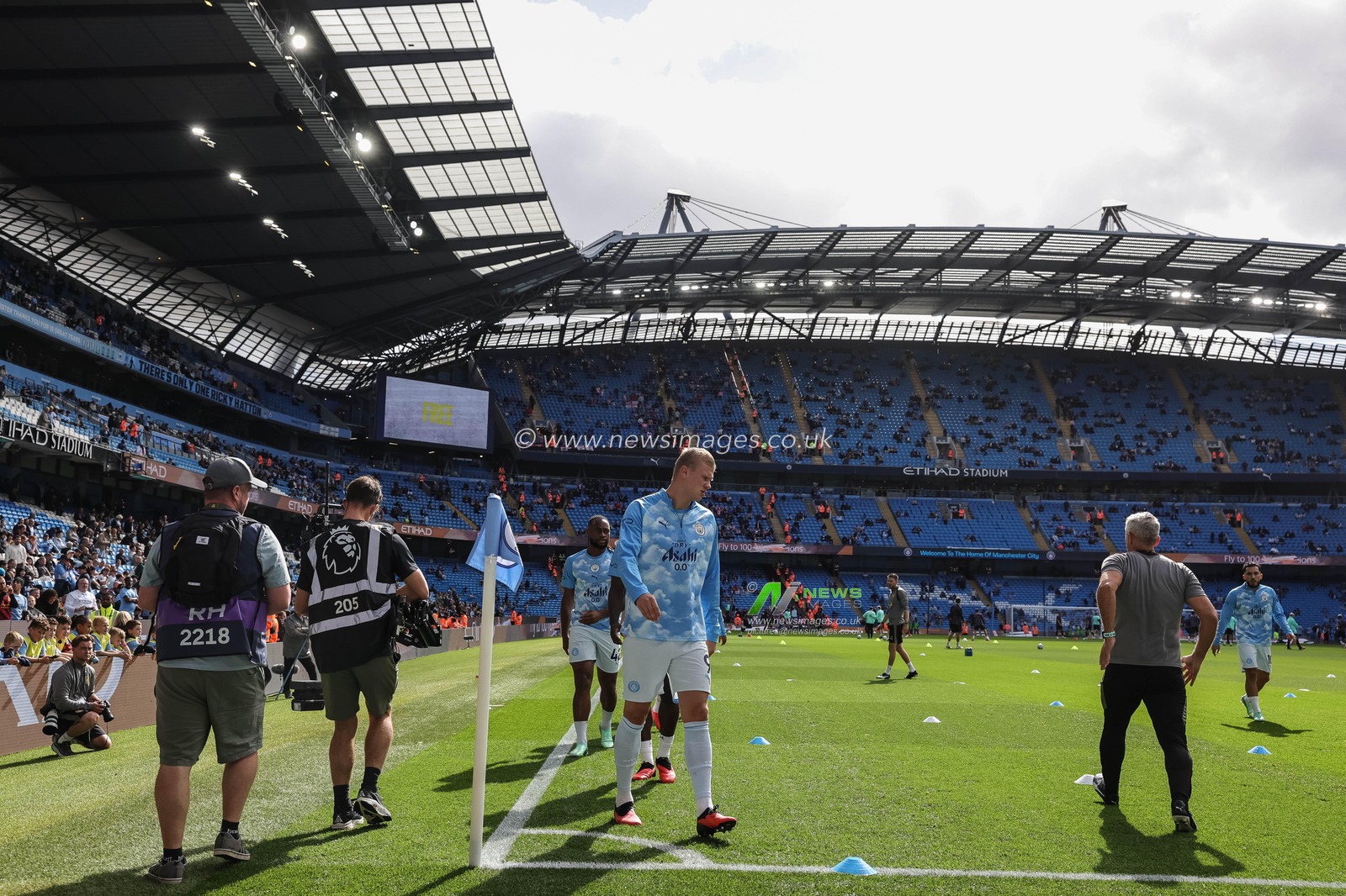 Erling Haaland of Manchester City in the pregame warmup session during the Premier League match Manchester City vs Sunderland at Etihad Stadium, Manchester, United Kingdom on 20 September 2026

(Photo by Mark Cosgrove/News Images)