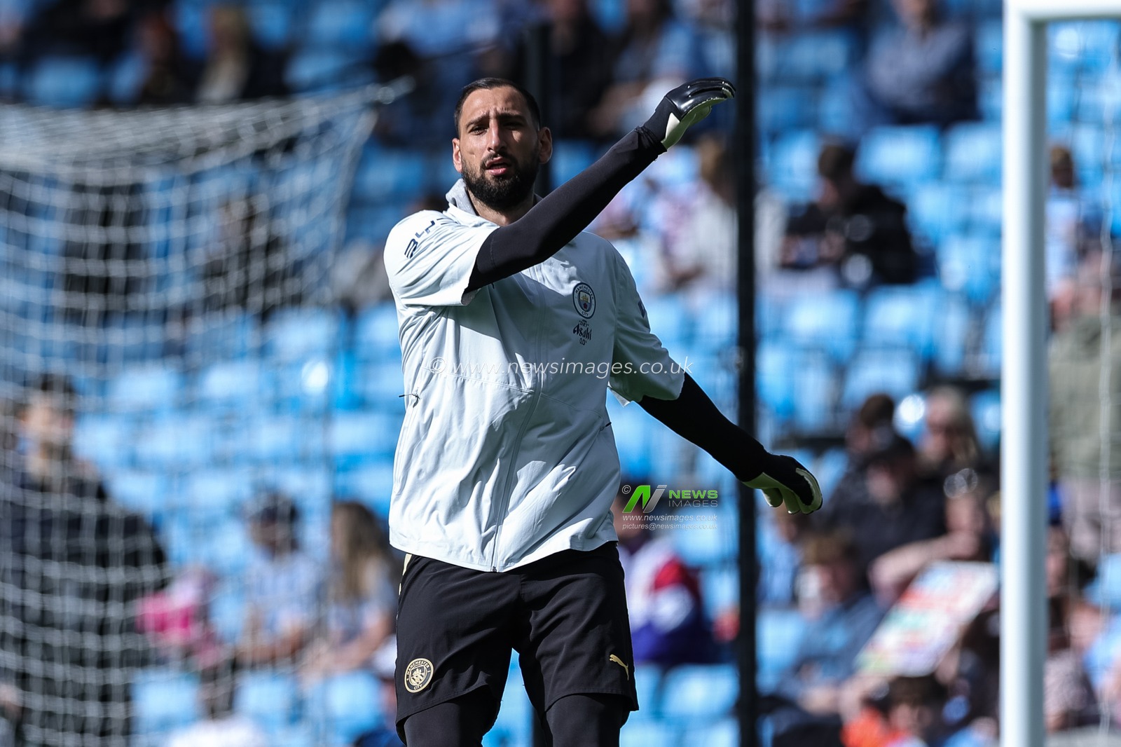Manchester City goalkeeper Gianluigi Donnarumma in the pregame warmup session during the Premier League match Manchester City vs Sunderland at Etihad Stadium, Manchester, United Kingdom on 20 September 2026

(Photo by Mark Cosgrove/News Images)
