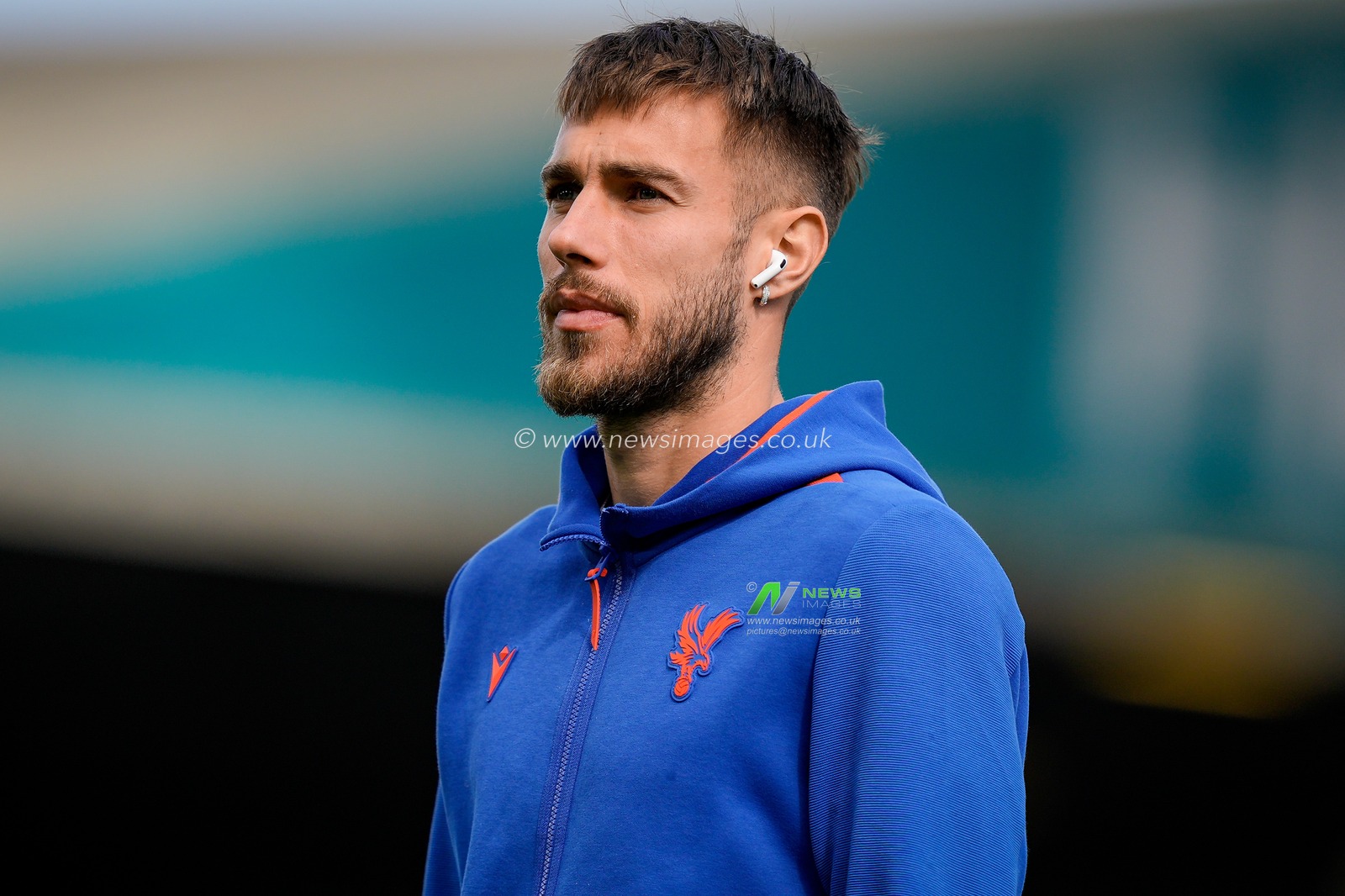 Oscar Mingueza of Crystal Palace inspects the pitch prior to kick off during the Premier League match Leeds United vs Crystal Palace at Elland Road, Leeds, United Kingdom on 20 September 2026

(Photo by Maynard Manyowa/News Images)