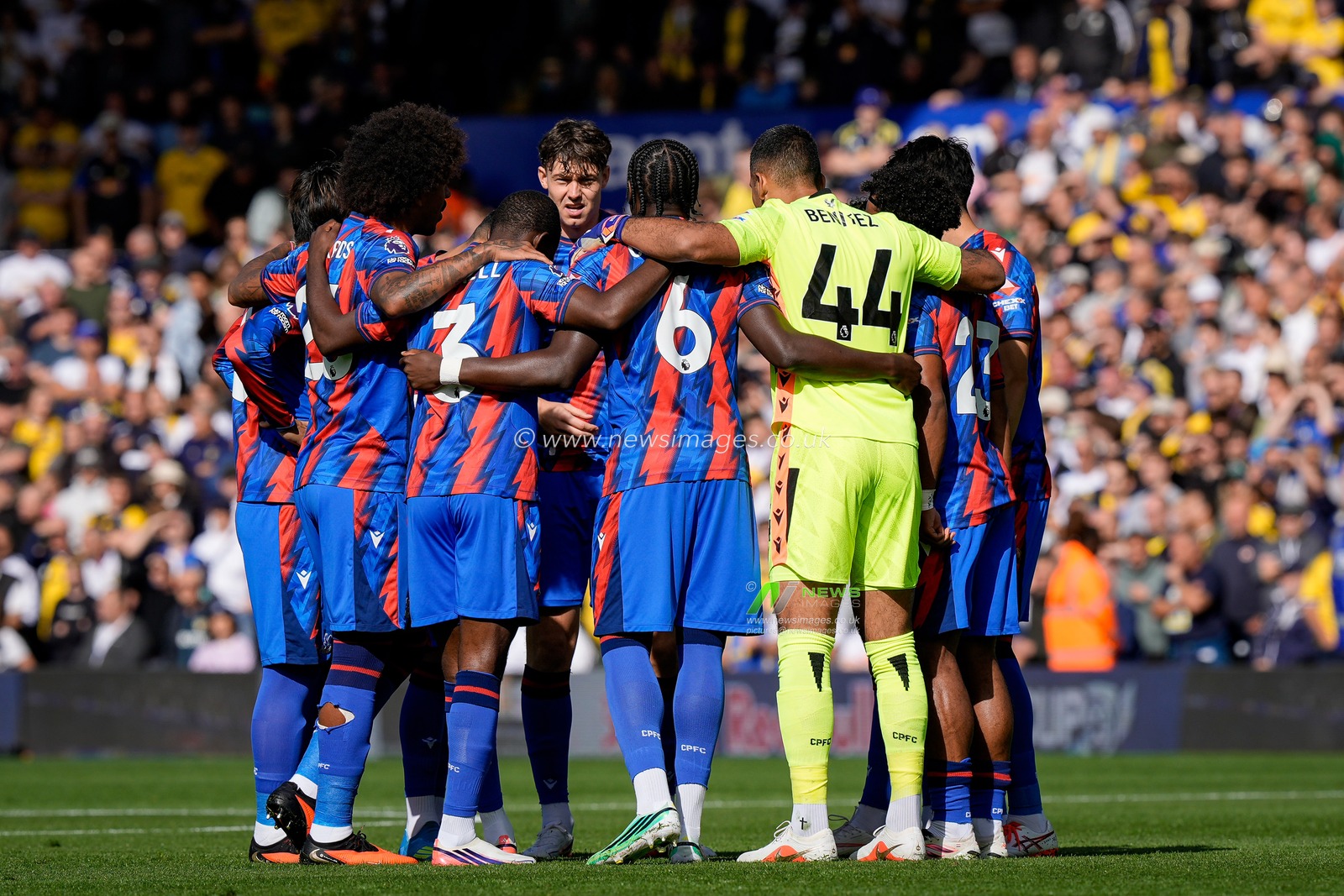 Palace players in the pre-match team huddle during the Premier League match Leeds United vs Crystal Palace at Elland Road, Leeds, United Kingdom on 20 September 2026

(Photo by Maynard Manyowa/News Images)