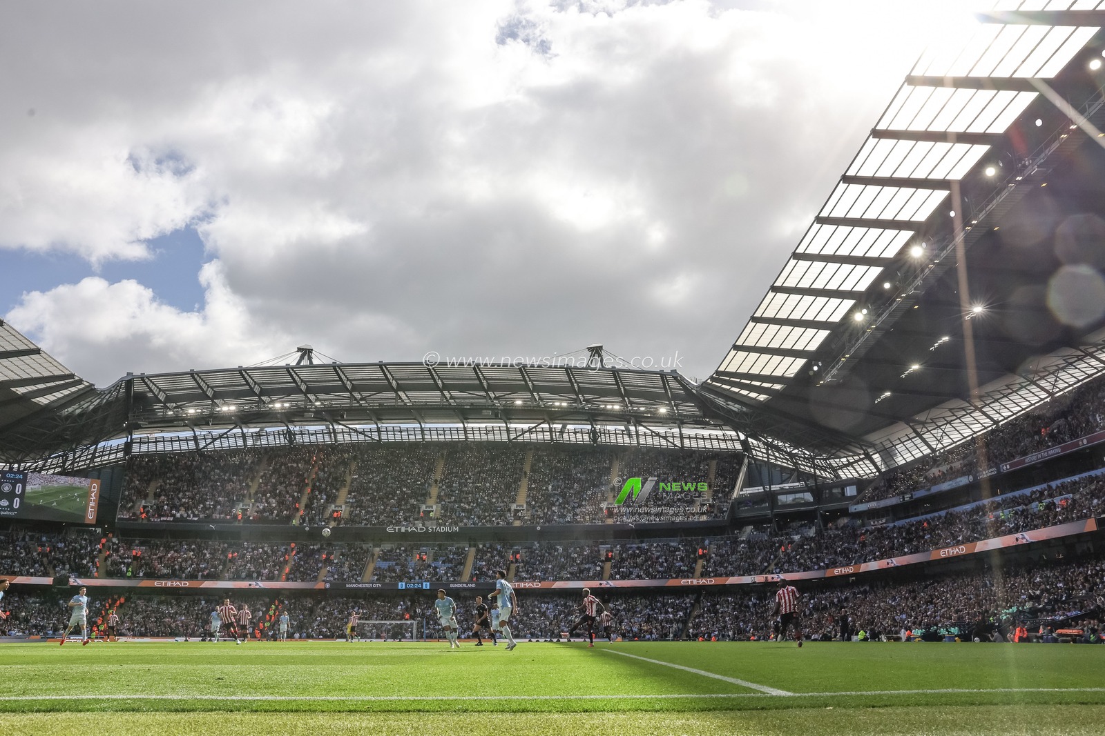 Nilson Angulo of Sunderland crosses the ball during the Premier League match Manchester City vs Sunderland at Etihad Stadium, Manchester, United Kingdom on 20 September 2026

(Photo by Mark Cosgrove/News Images)