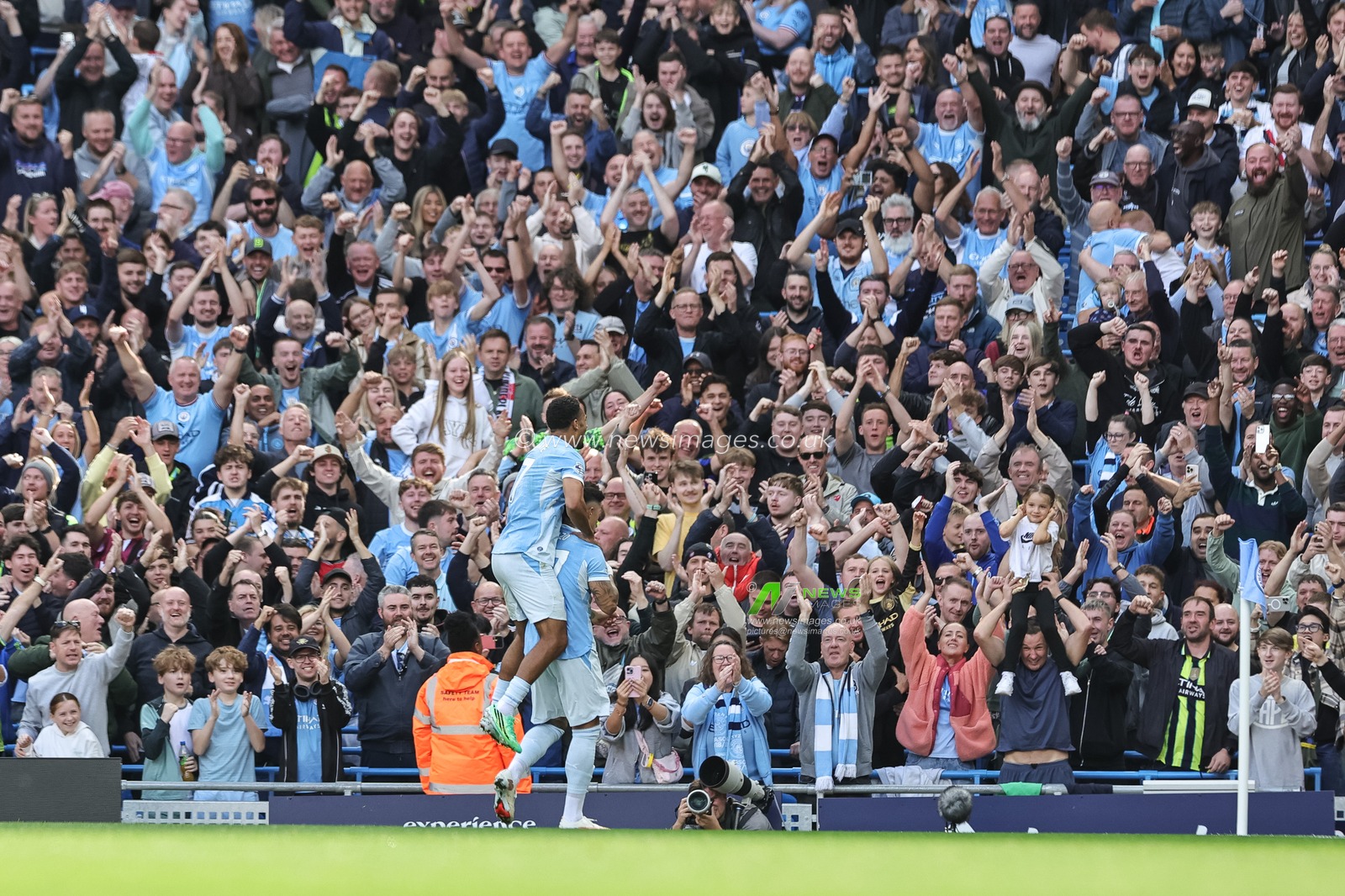 Enzo Fernandez of Manchester City celebrates his goal to make it 1-0 during the Premier League match Manchester City vs Sunderland at Etihad Stadium, Manchester, United Kingdom on 20 September 2026

(Photo by Mark Cosgrove/News Images)