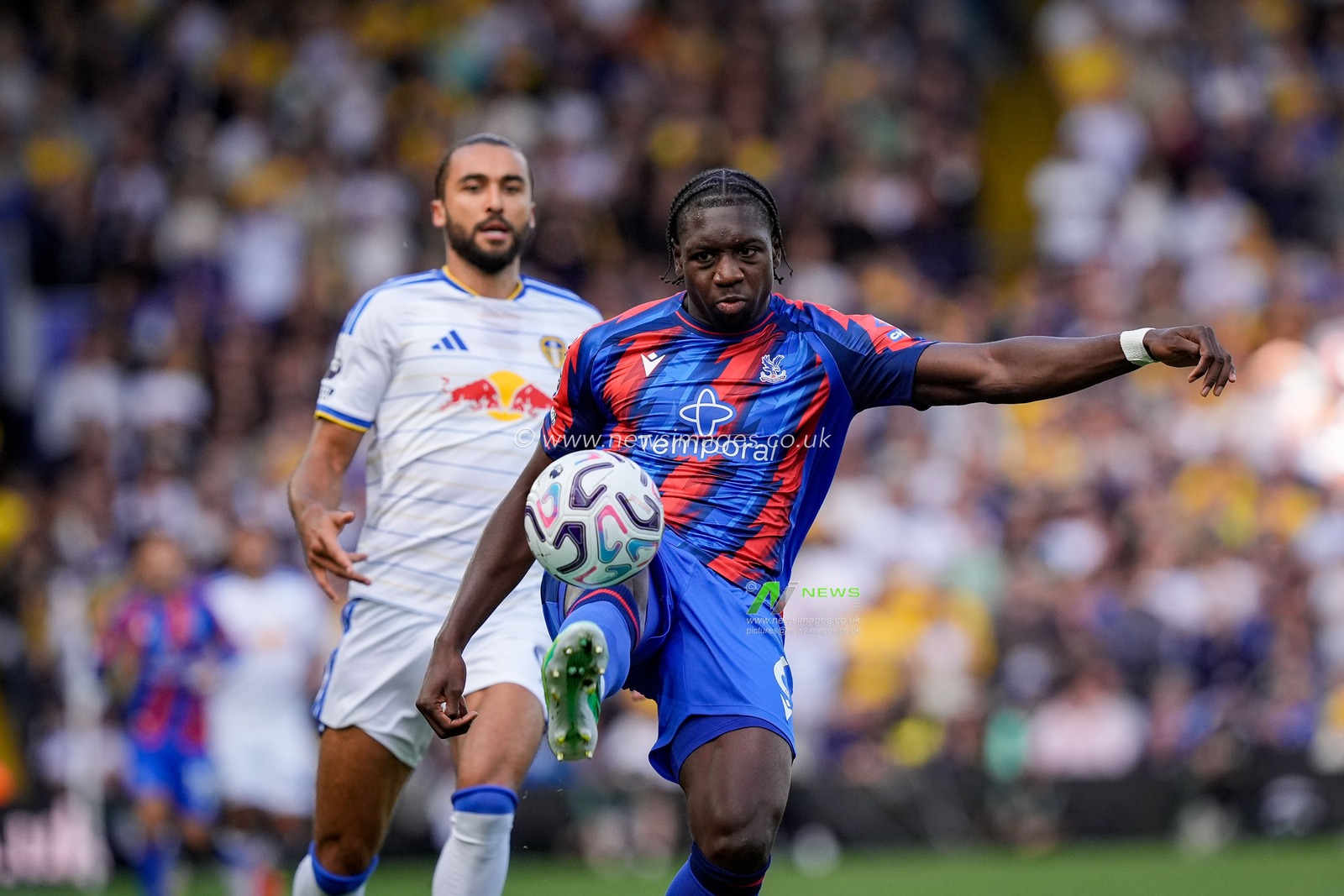 Jaydee Canvot of Crystal Palace clears the ball under pressure from Dominic Calvert-Lewin of Leeds United during the Premier League match Leeds United vs Crystal Palace at Elland Road, Leeds, United Kingdom on 20 September 2026

(Photo by Maynard Manyowa/News Images)
