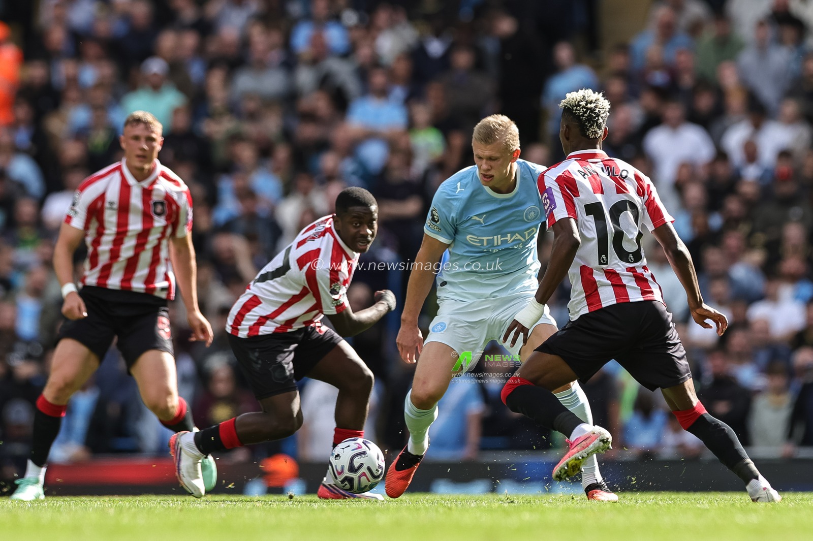 Erling Haaland of Manchester City holds the ball during the Premier League match Manchester City vs Sunderland at Etihad Stadium, Manchester, United Kingdom on 20 September 2026

(Photo by Mark Cosgrove/News Images)