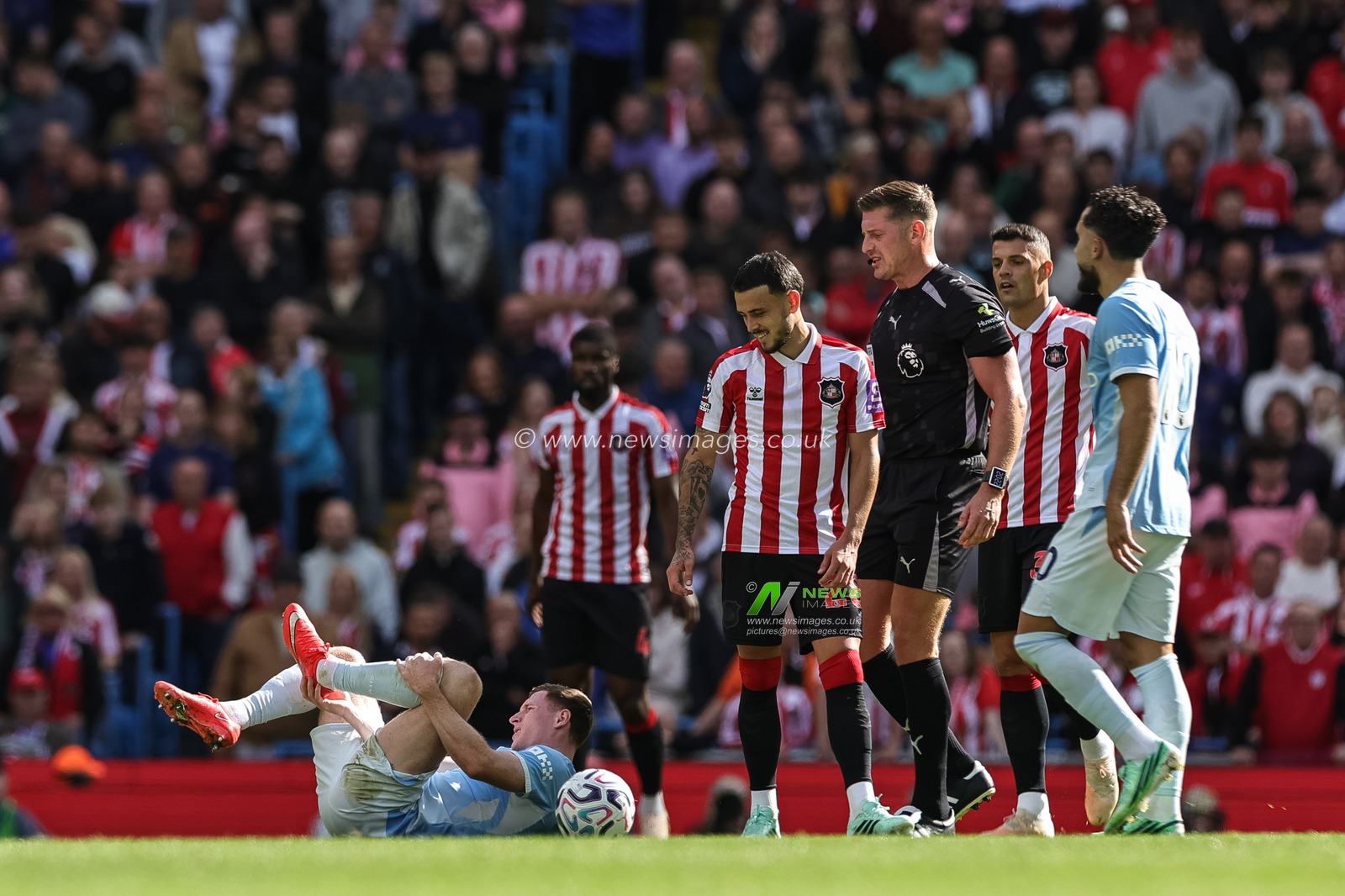 Elliot Anderson of Manchester City takes a knock during the Premier League match Manchester City vs Sunderland at Etihad Stadium, Manchester, United Kingdom on 20 September 2026

(Photo by Mark Cosgrove/News Images)