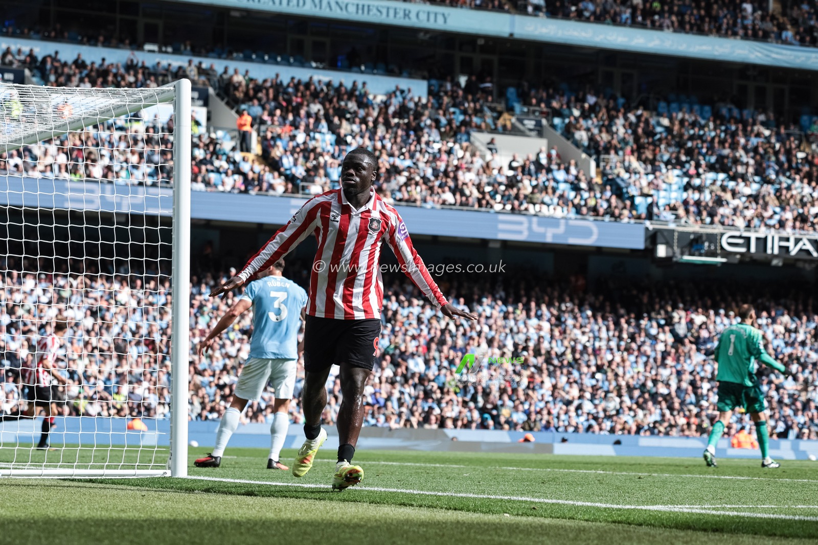 Brian Brobbey of Sunderland celebrates his goal to make it 2-2 during the Premier League match Manchester City vs Sunderland at Etihad Stadium, Manchester, United Kingdom on 20 September 2026

(Photo by Mark Cosgrove/News Images)