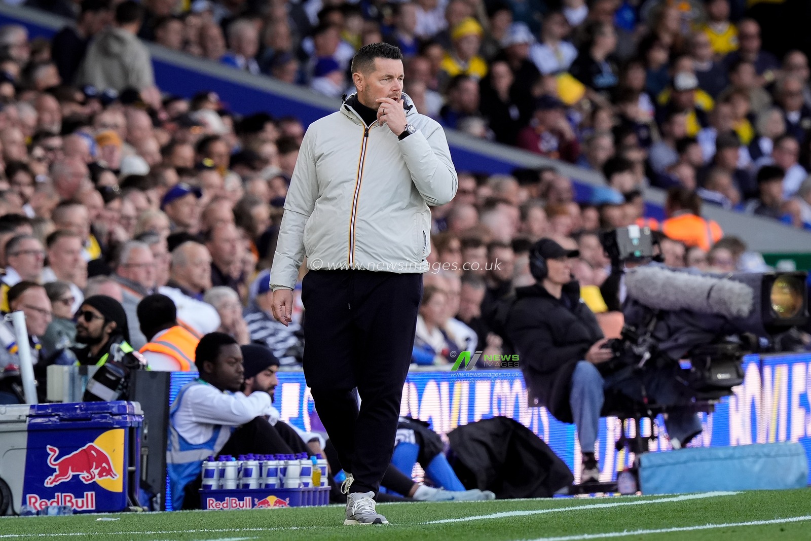 Pierre Sage manager of Crystal Palace looks on during the Premier League match Leeds United vs Crystal Palace at Elland Road, Leeds, United Kingdom on 20 September 2026

(Photo by Maynard Manyowa/News Images)