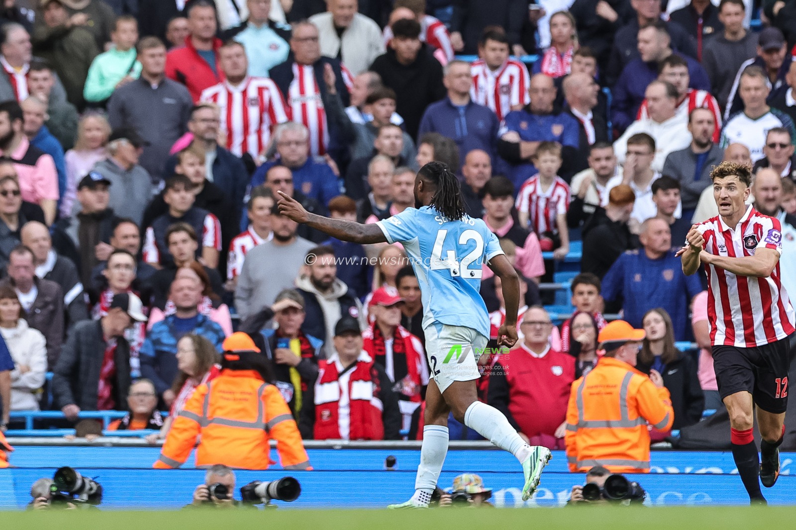 Antoine Semenyo of Manchester City celebrates his goal to make it 3-2 during the Premier League match Manchester City vs Sunderland at Etihad Stadium, Manchester, United Kingdom on 20 September 2026

(Photo by Mark Cosgrove/News Images)